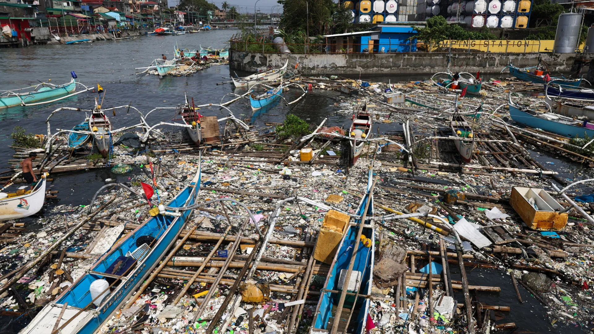 
                    Três homens resgatados no Vietname após 40 horas à deriva no mar
                