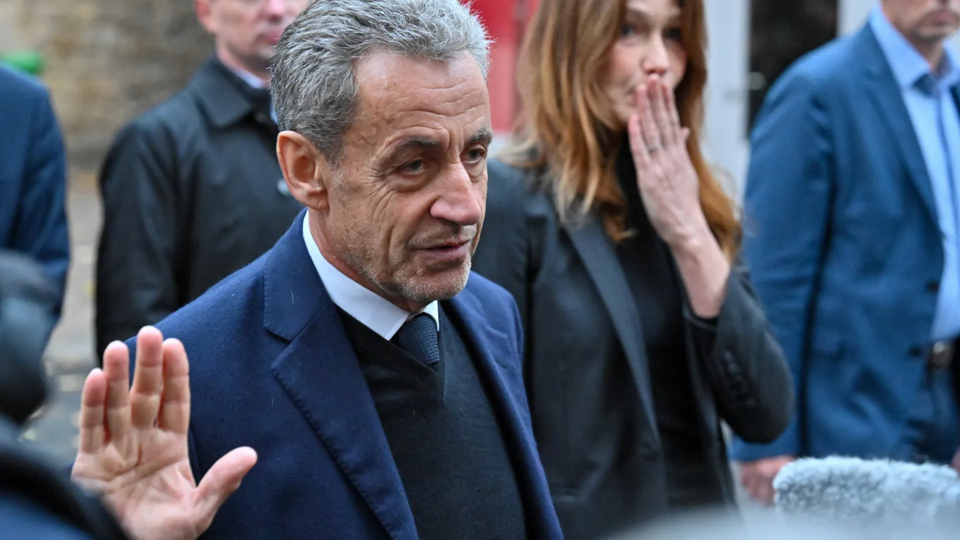 
                    Sarkozy promete 
