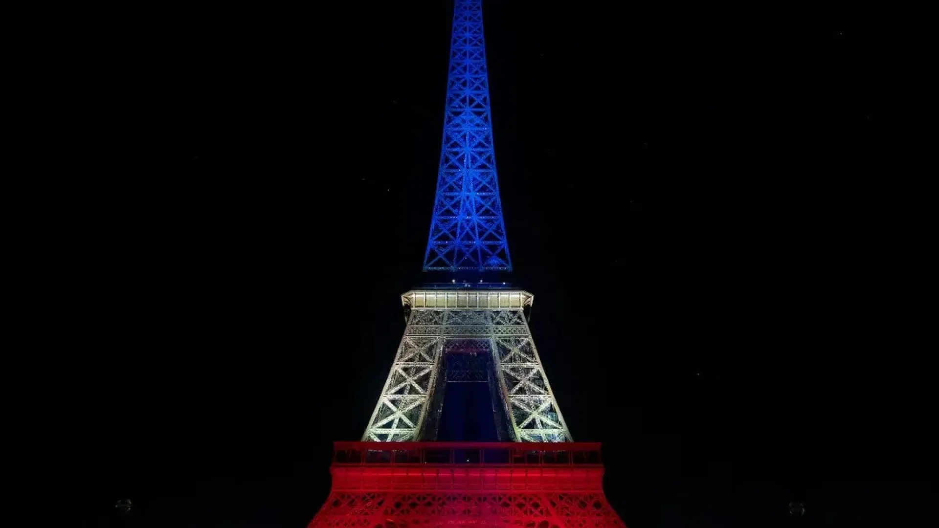 
                    Paris homenageia vítimas dos atentados terroristas (que foram há 10 anos)
                