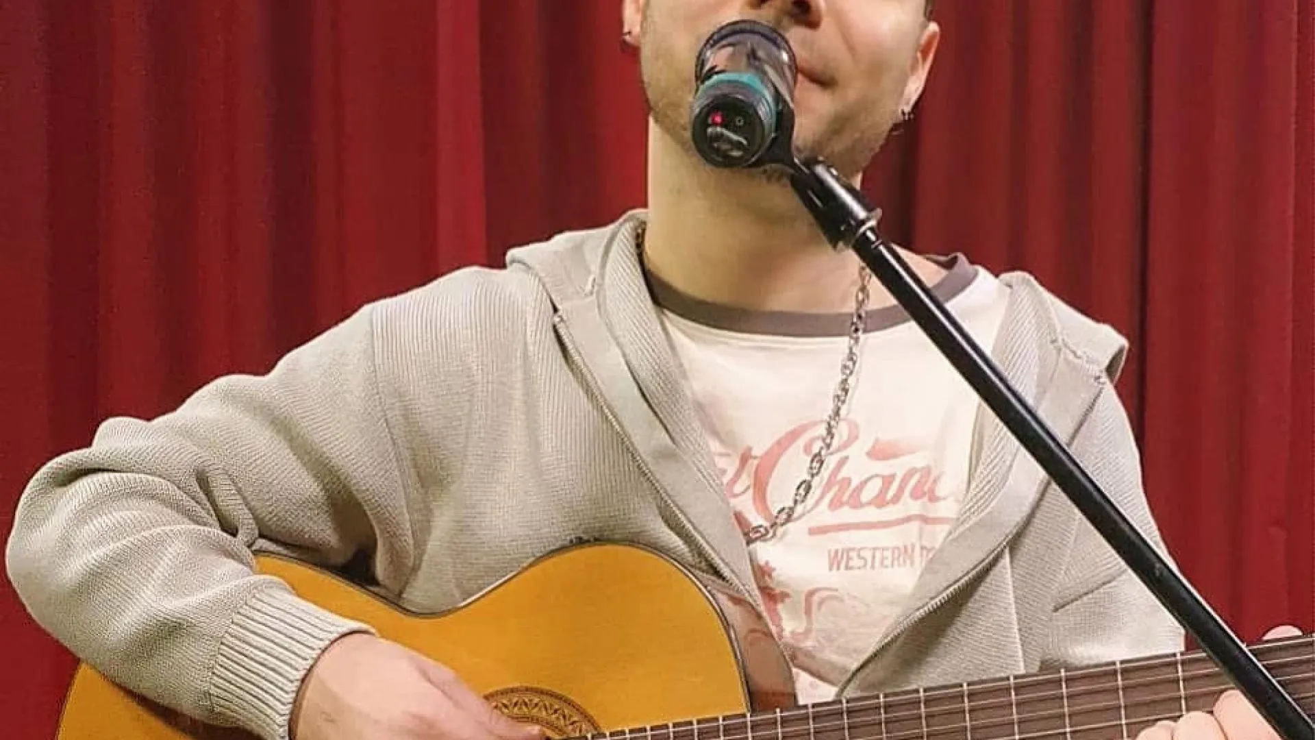 
                    Cantor e produtor português Eddie vence prémio Latino: 