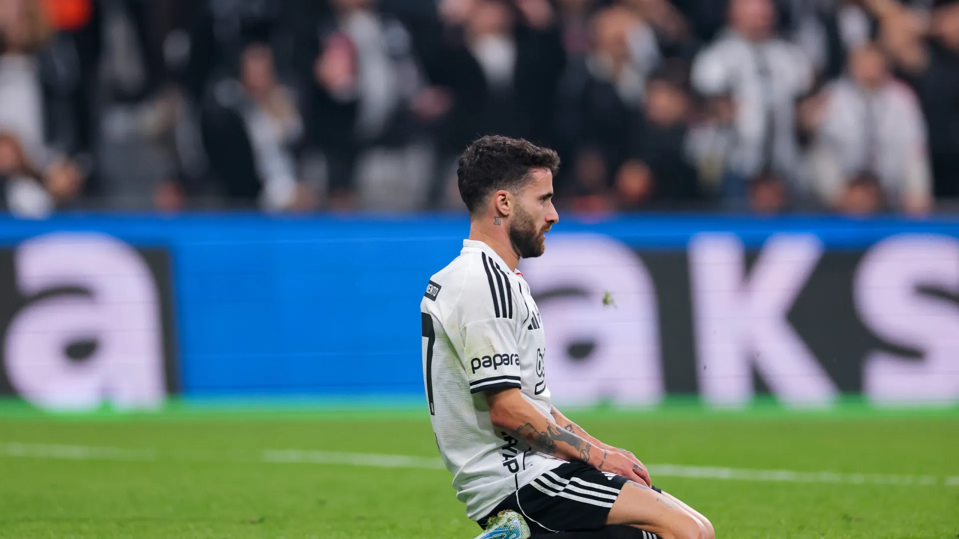 
                    Rafa Silva recusa jogar e ameaça 'bater com a porta' no Besiktas
                