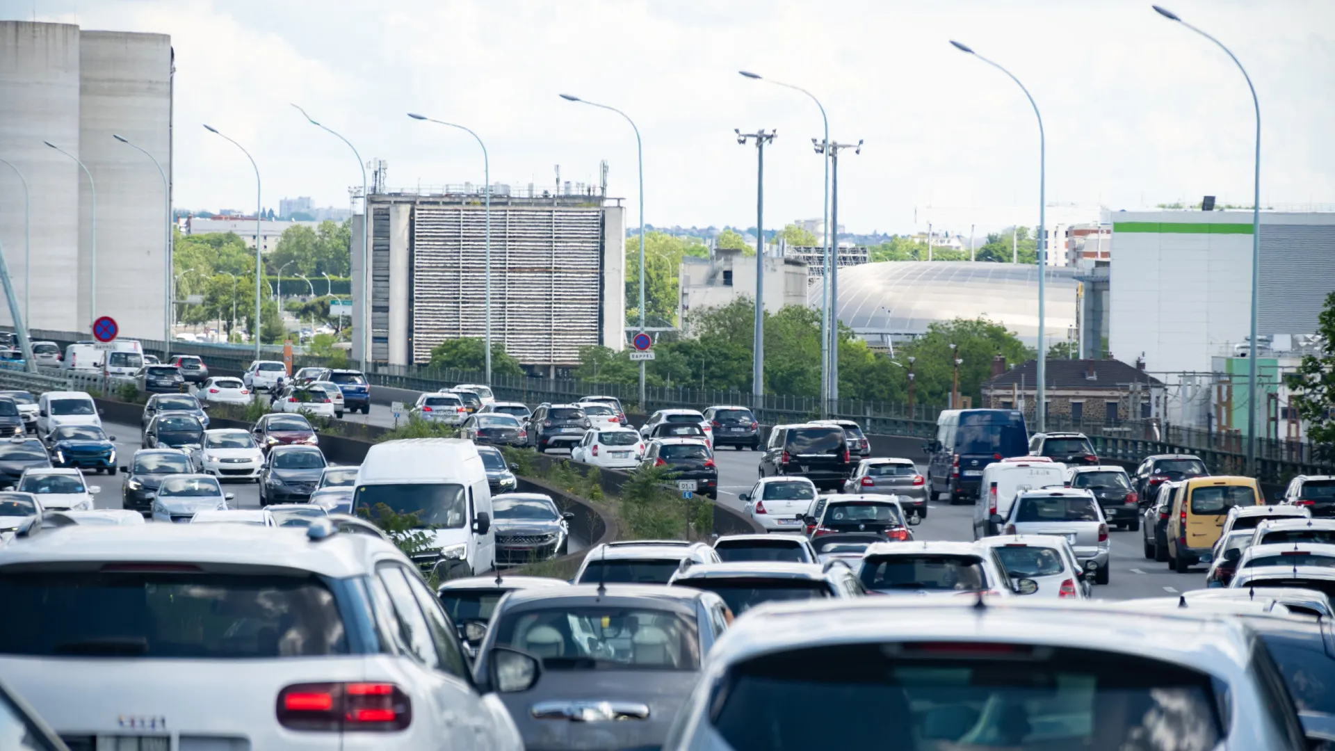 
                    Fim dos carros de combustão em 2035? Líder europeu defende flexibilidade
                