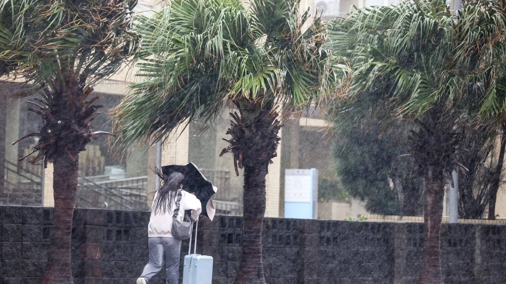 Pelo menos 18 pessoas morreram devido ao supertufão Fung-Wong