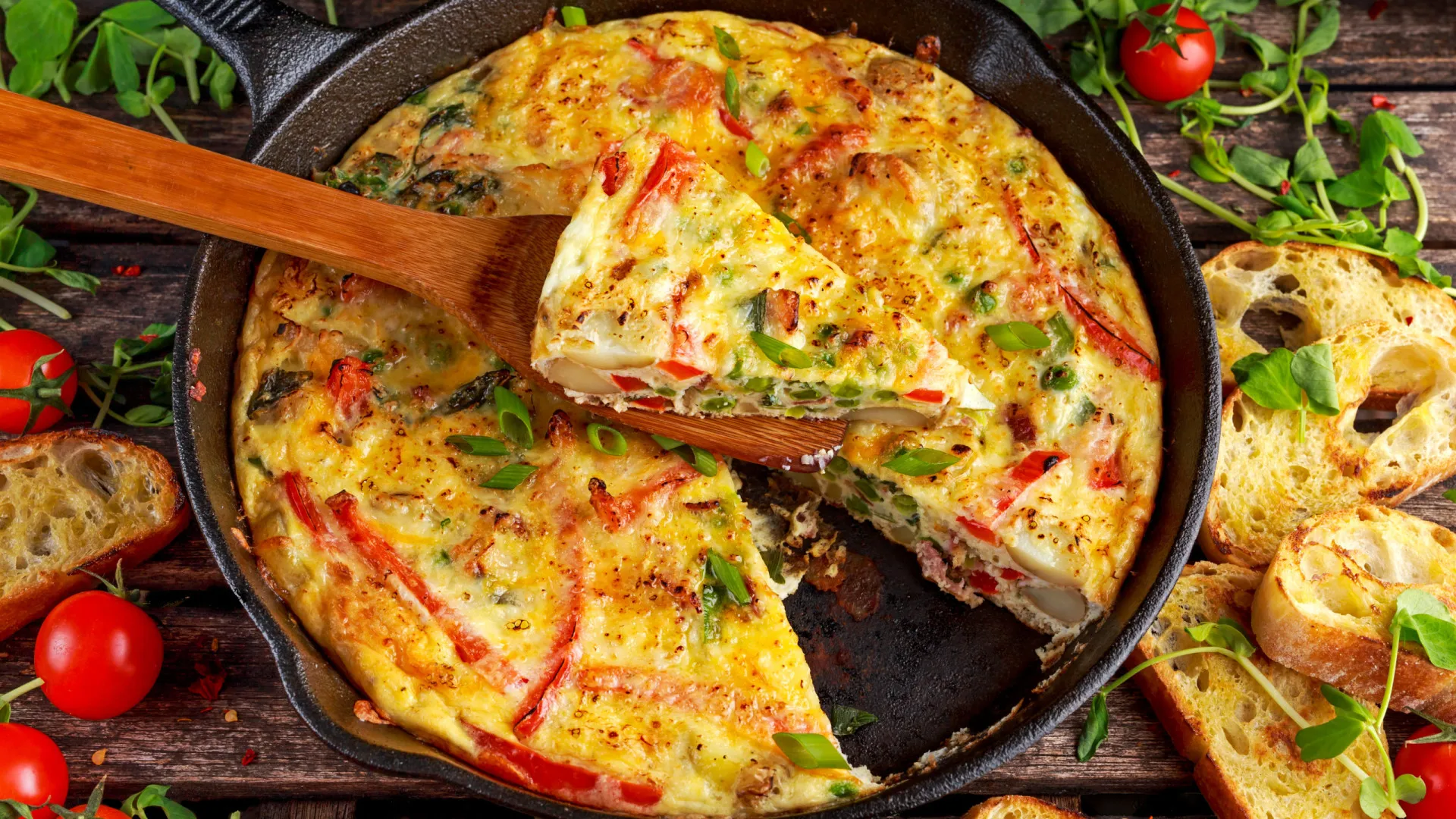 Um pão, uma frittata e um bolo: Três receitas para fazer numa frigideira