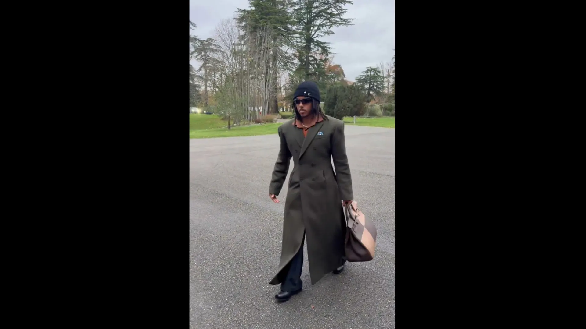 Paris Fashion Week? Não, é só a seleção de França a chegar ao estágio