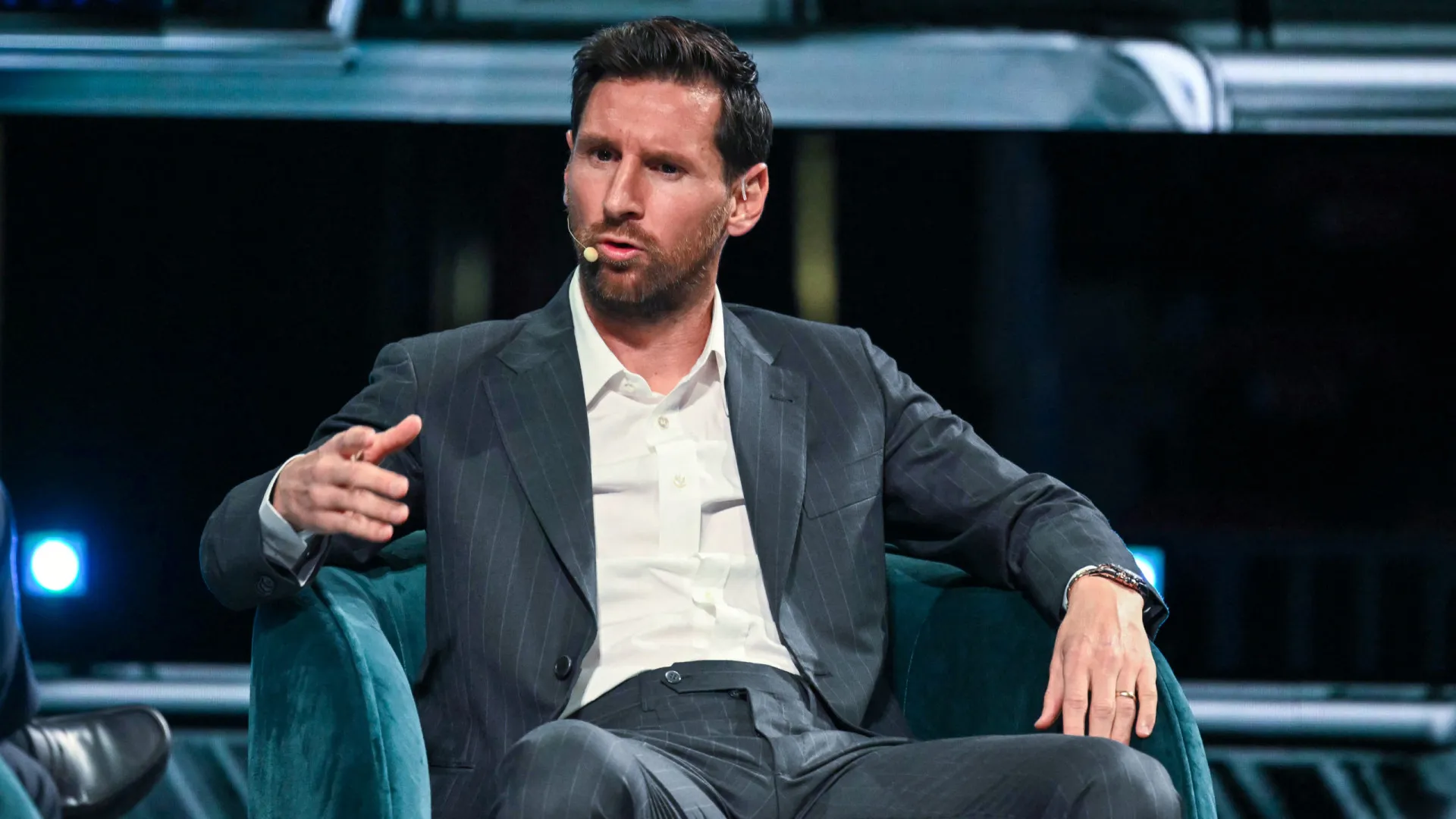 
                    Messi abre o livro após visita secreta a Camp Nou: 