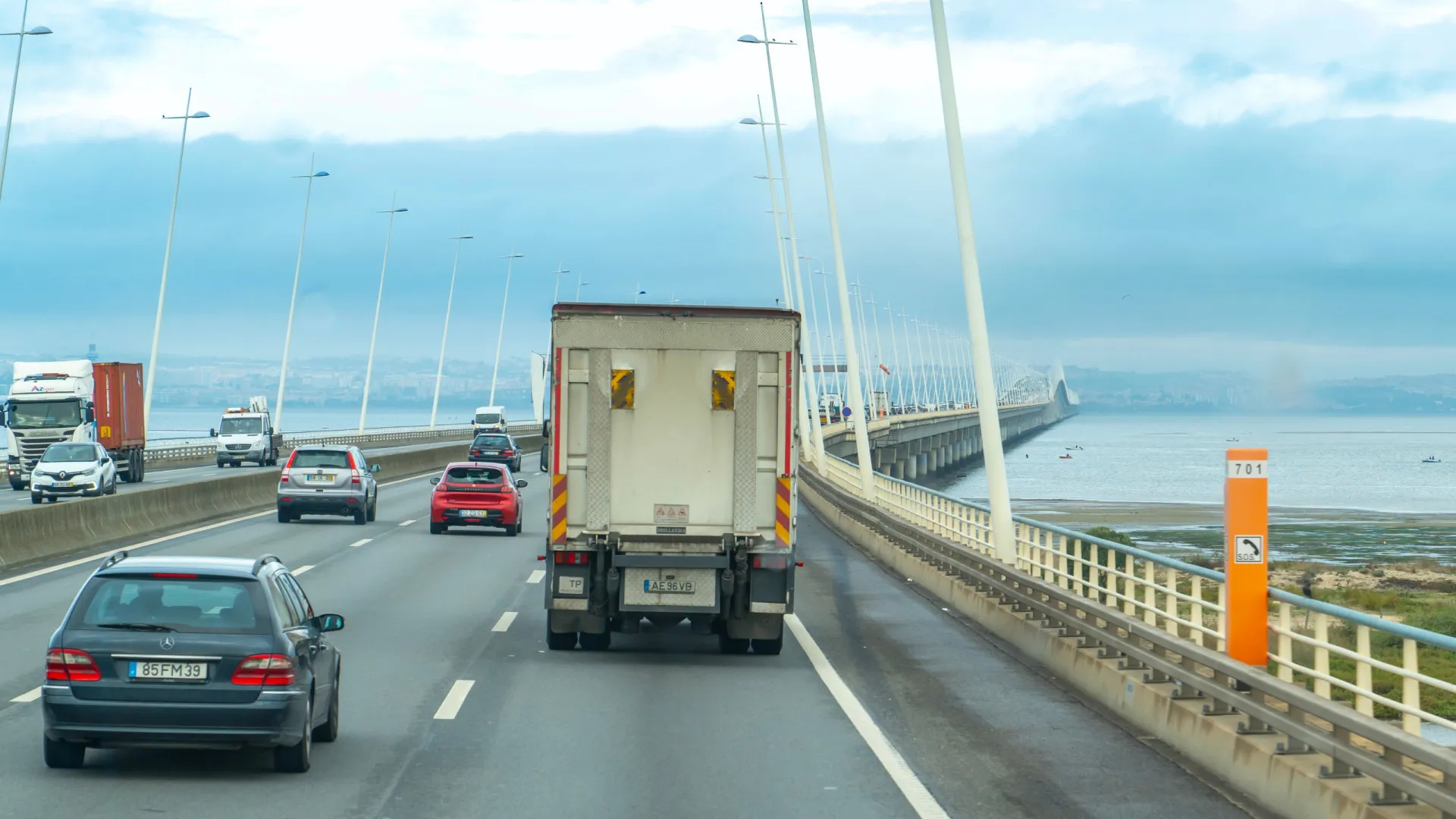 Carro lento à esquerda na autoestrada? Não ultrapasse pela direita