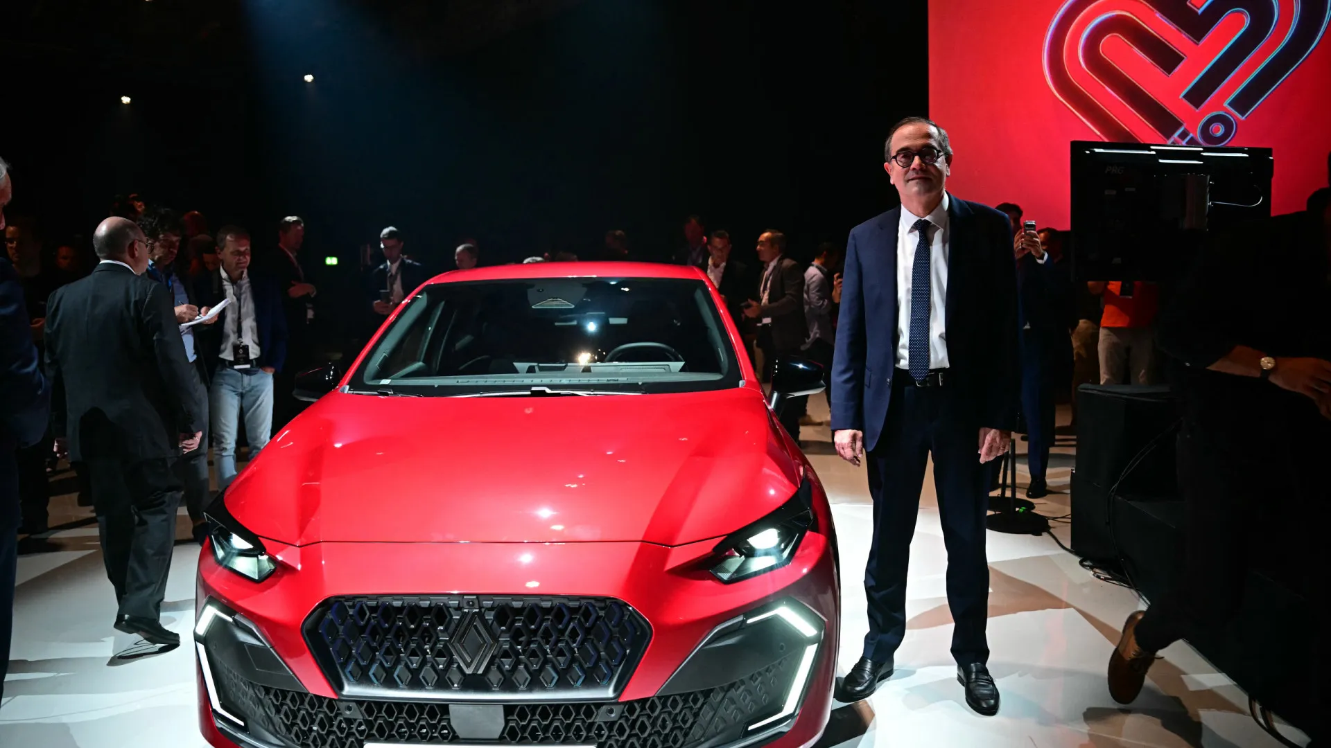 
                    CEO da Renault pede à UE estabilidade regulamentar para os automóveis
                