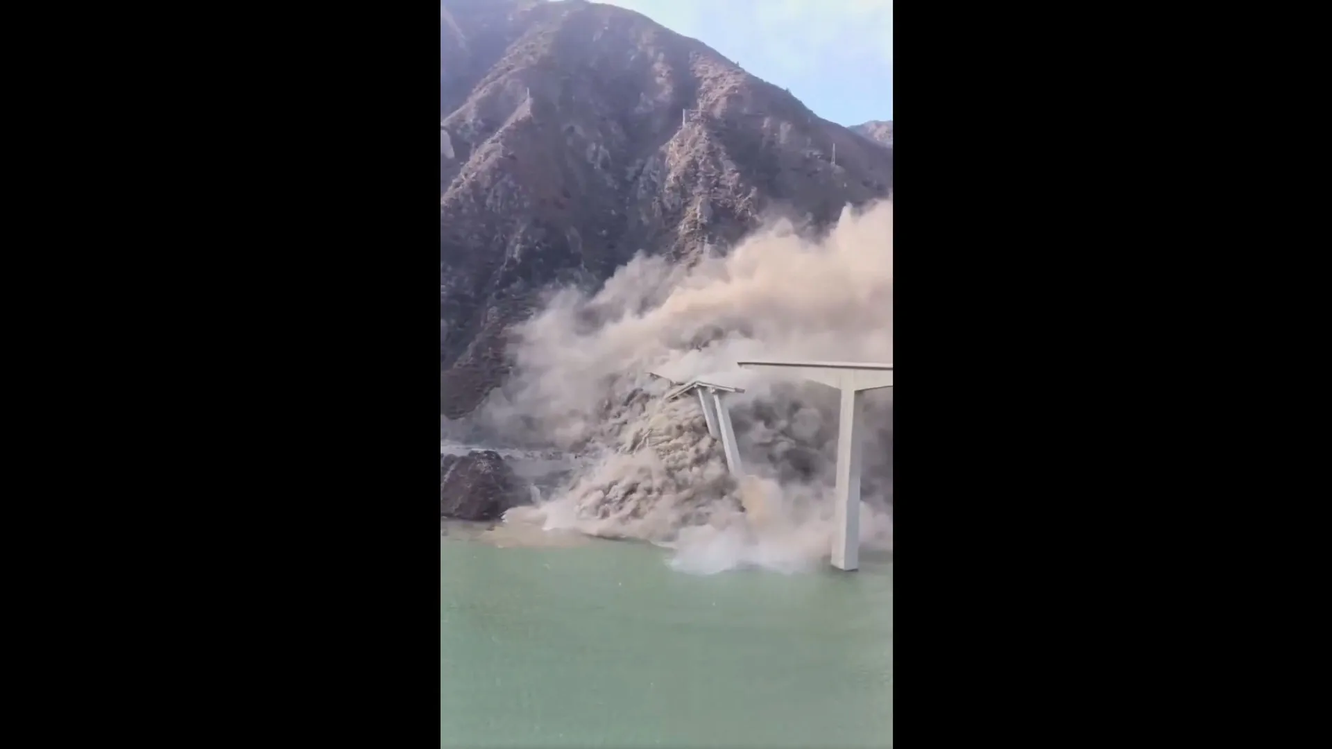 
                    Ponte colapsa parcialmente na China devido a deslizamentos de terra
                