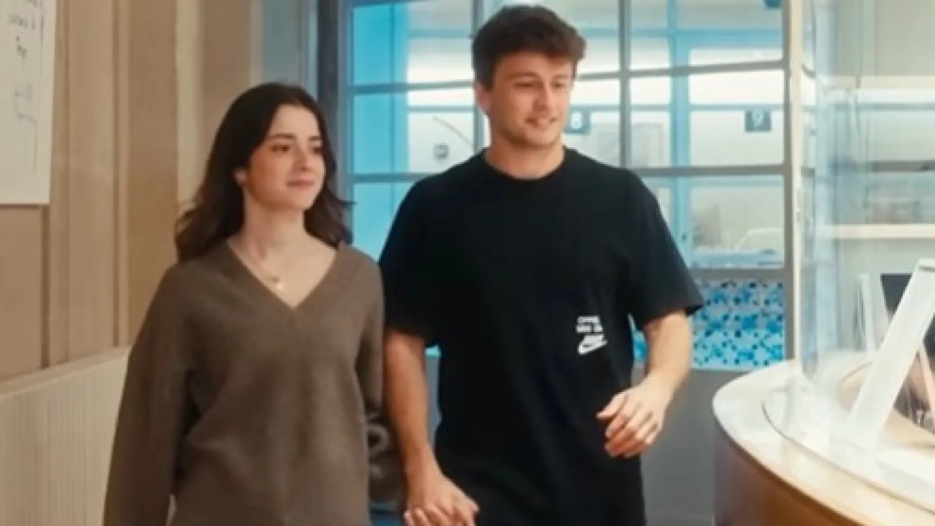 
                    Madalena Aragão e João Neves em campanha para apelar ao voto lá fora
                