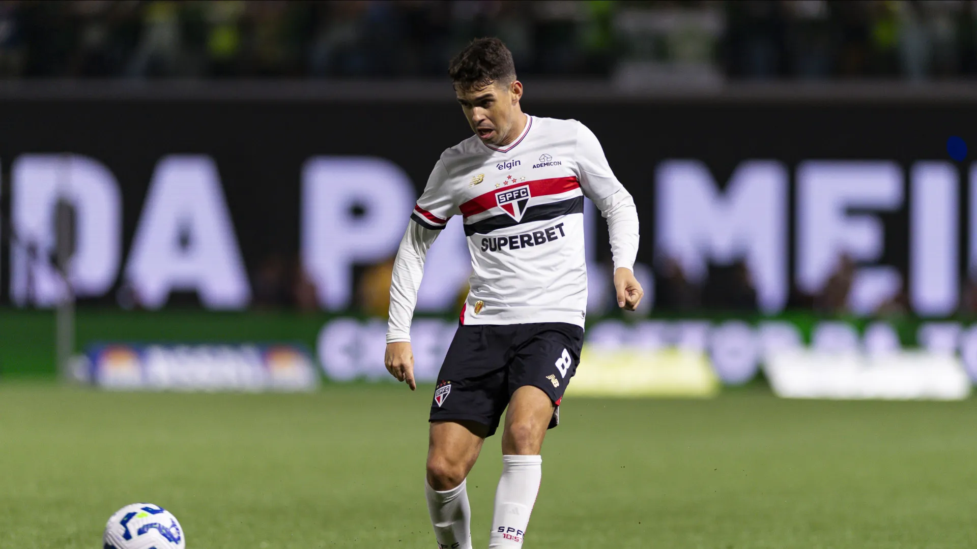 Pânico no Brasil. Médio do São Paulo é internado e pode terminar carreira