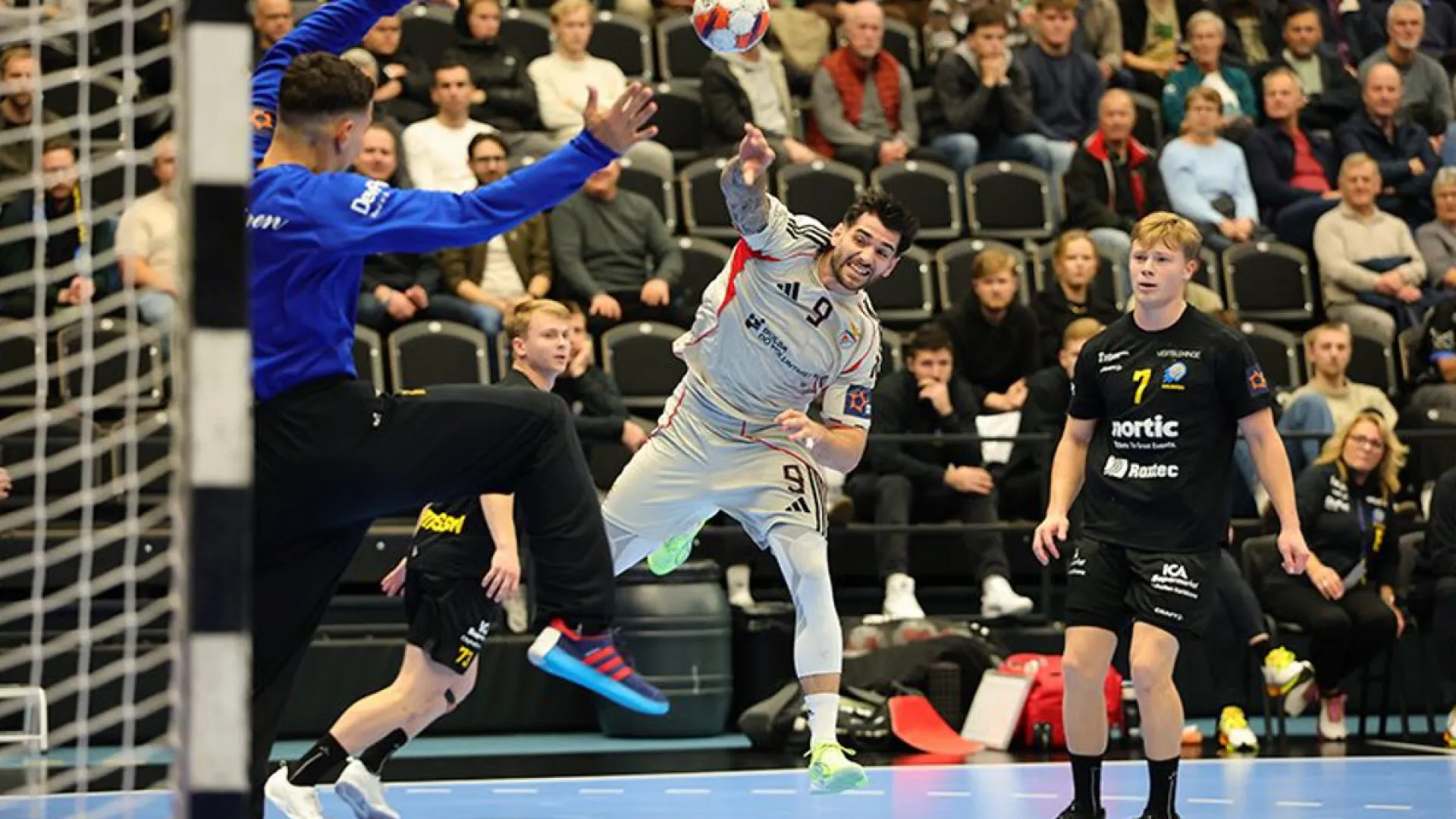 
                    Benfica 'embala' para Clássico com FC Porto com vitória na Liga Europeia
                