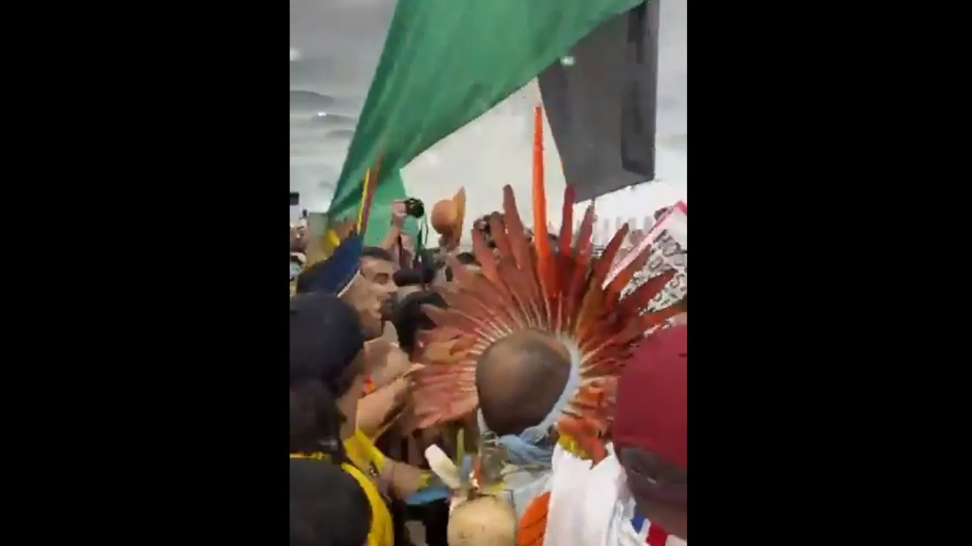 
                    Ativistas climáticos invadem área restrita da COP30. Eis as imagens
                