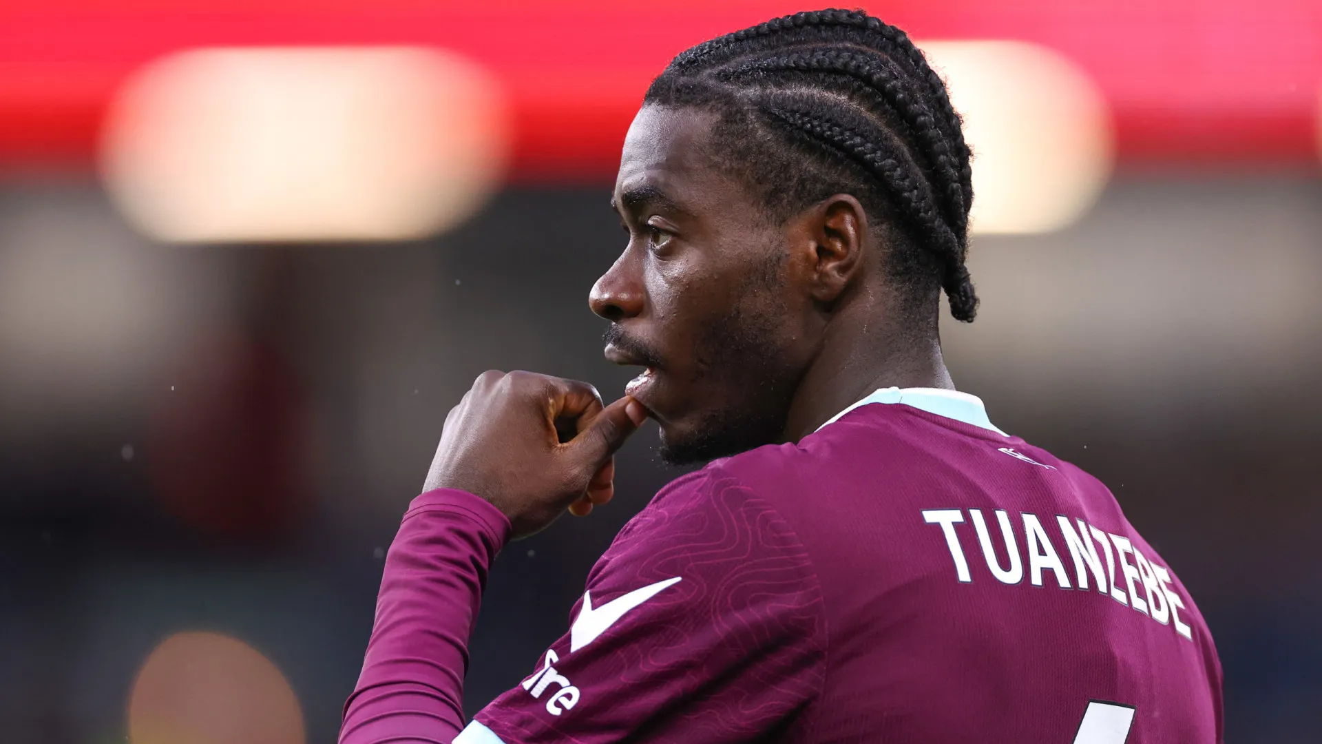 
                    Jogador do Burnley pede indemnização ao United por negligência médica
                