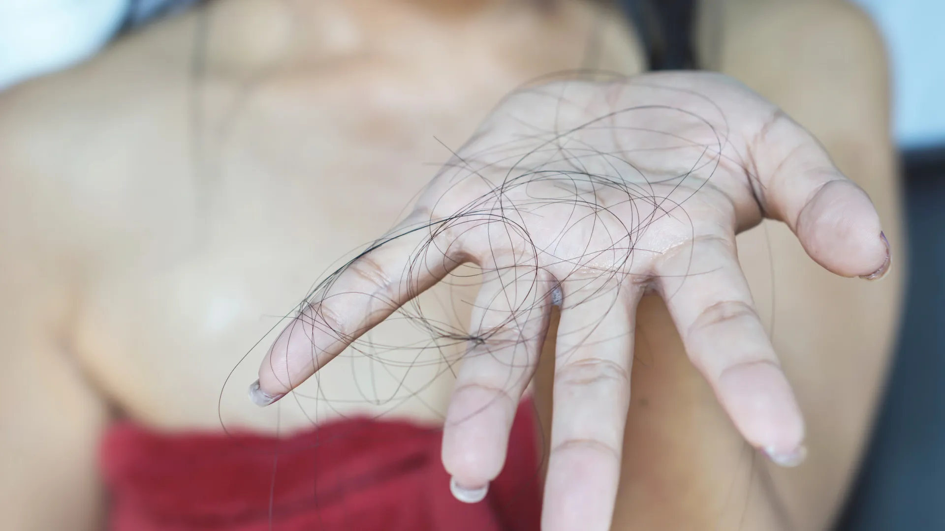 
                    Calcário da água leva à queda de cabelo? Dermatologistas esclarecem
                