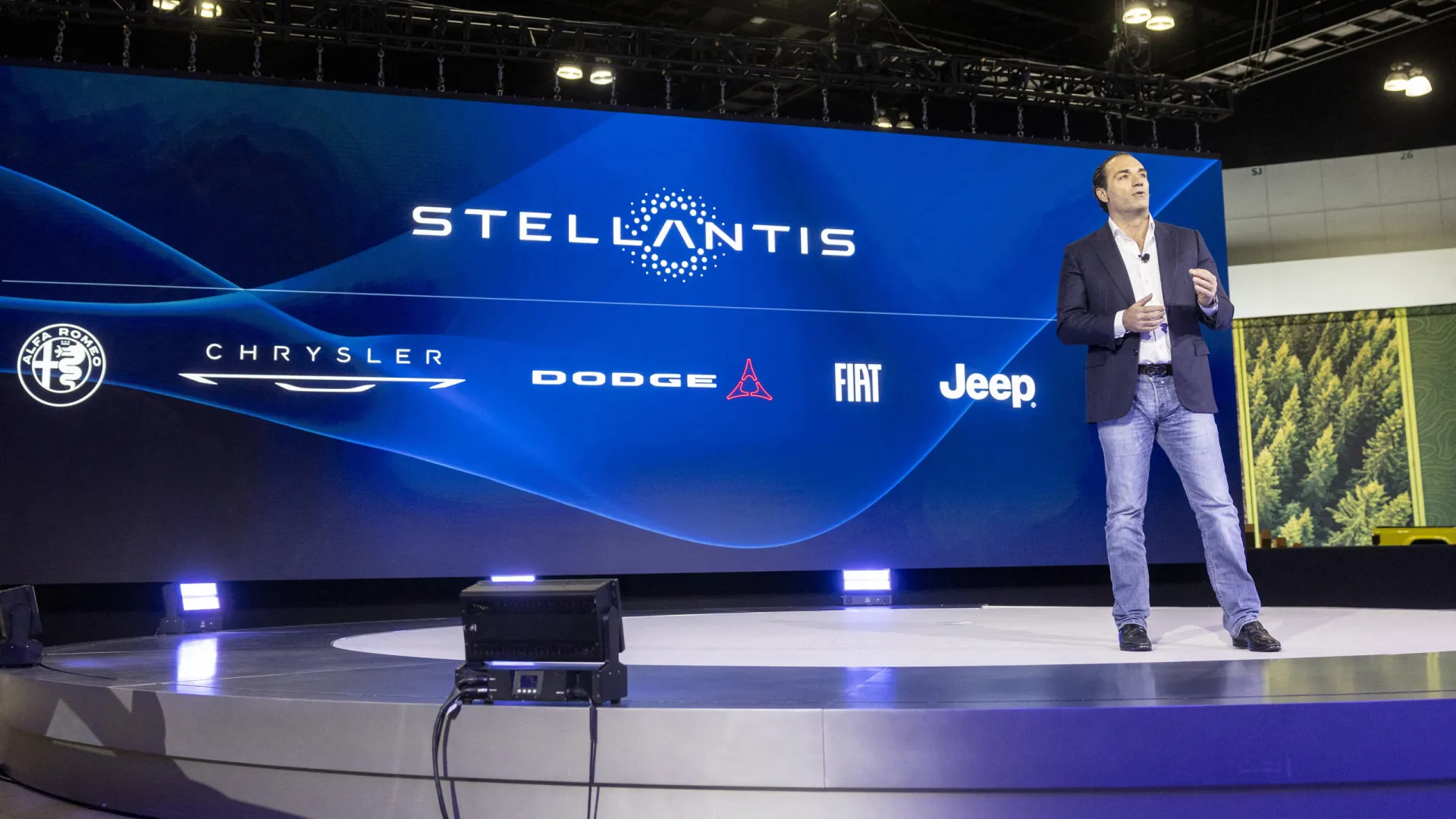 CEO da Stellantis critica política europeia para carros elétricos