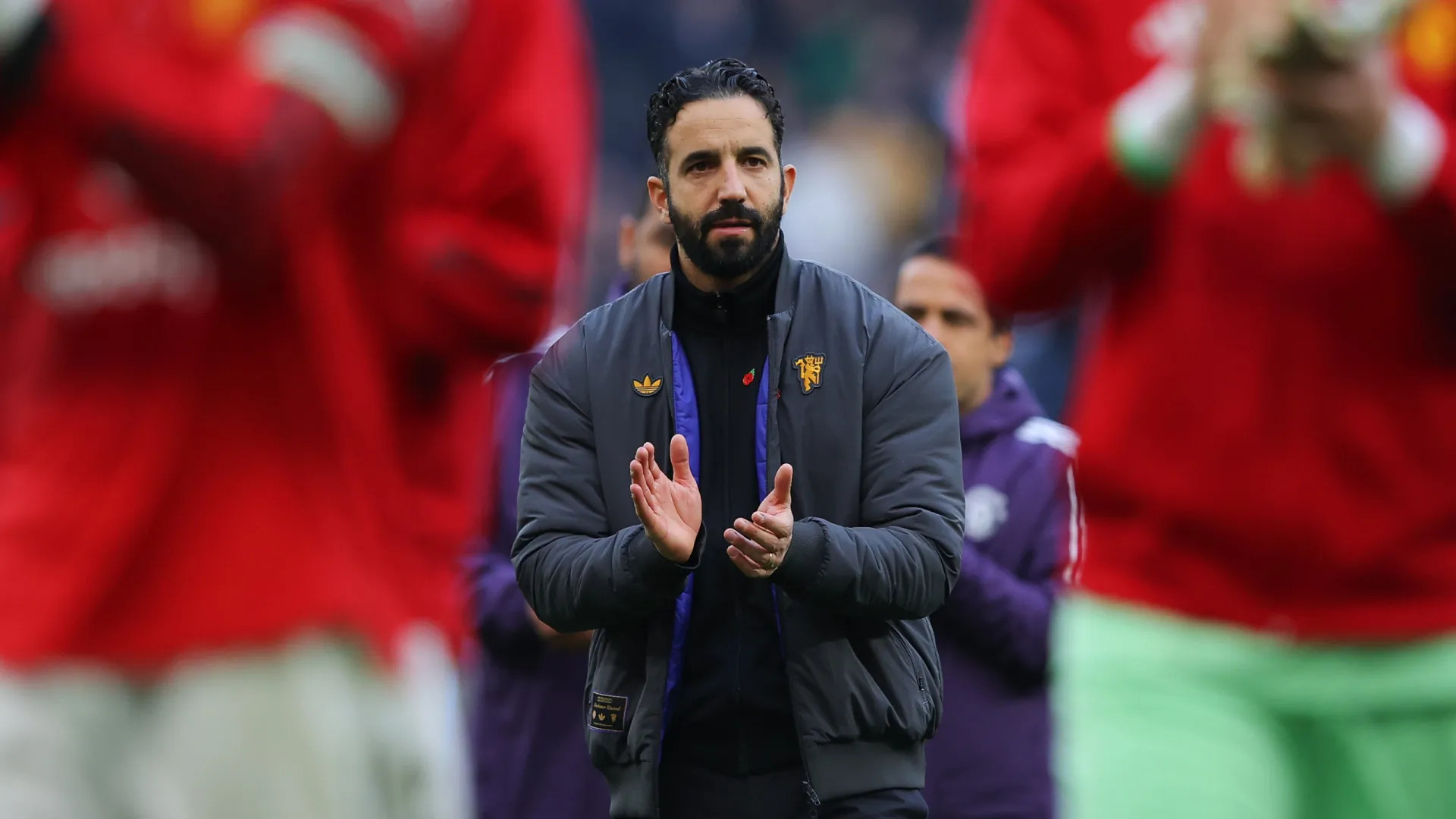 Rebenta a bolha. Amorim empurra jogadores do United para os adeptos