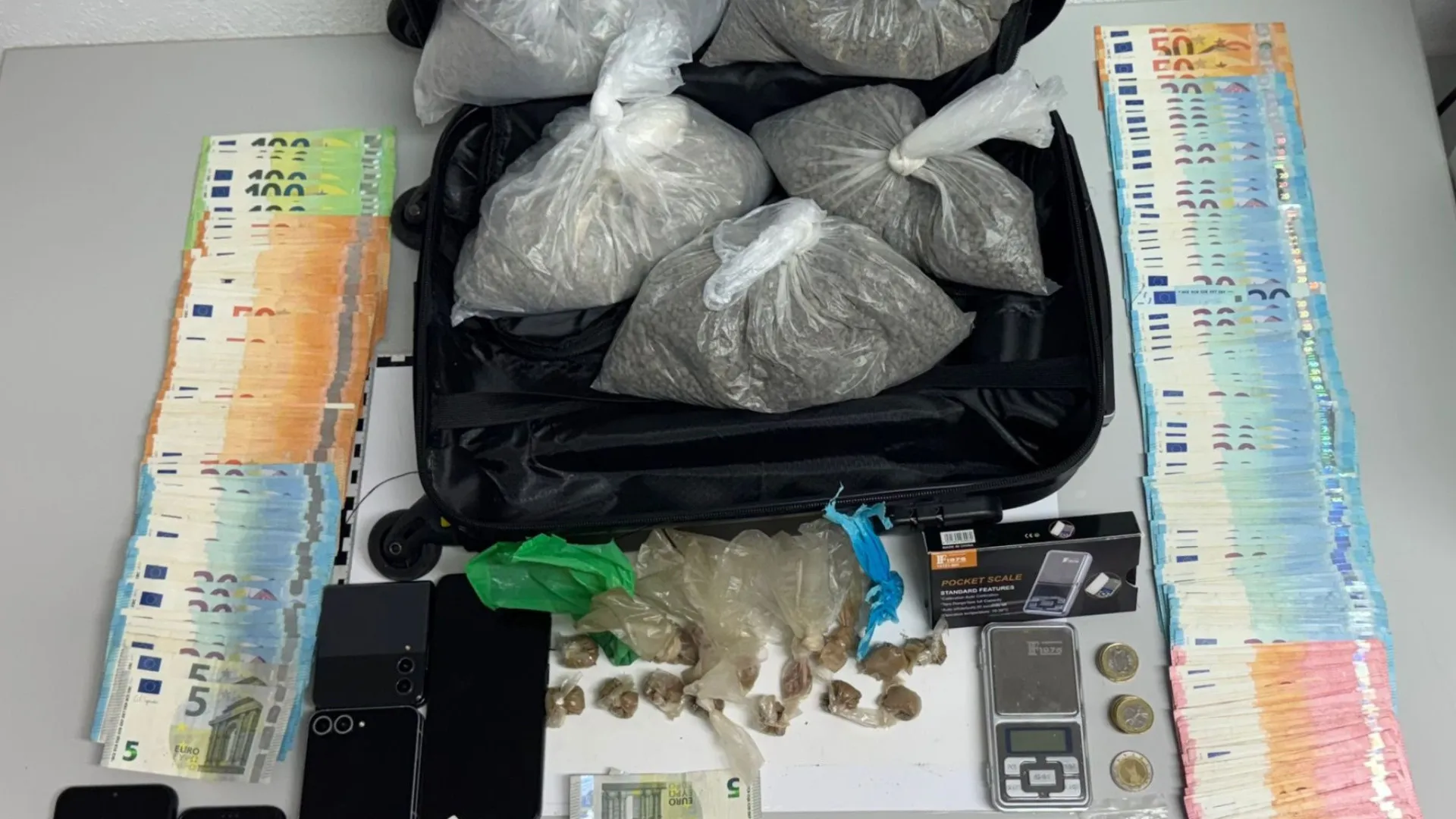 
                    Três detidos por tráfico em Sintra. Tinham mais de 47 mil doses de droga
                