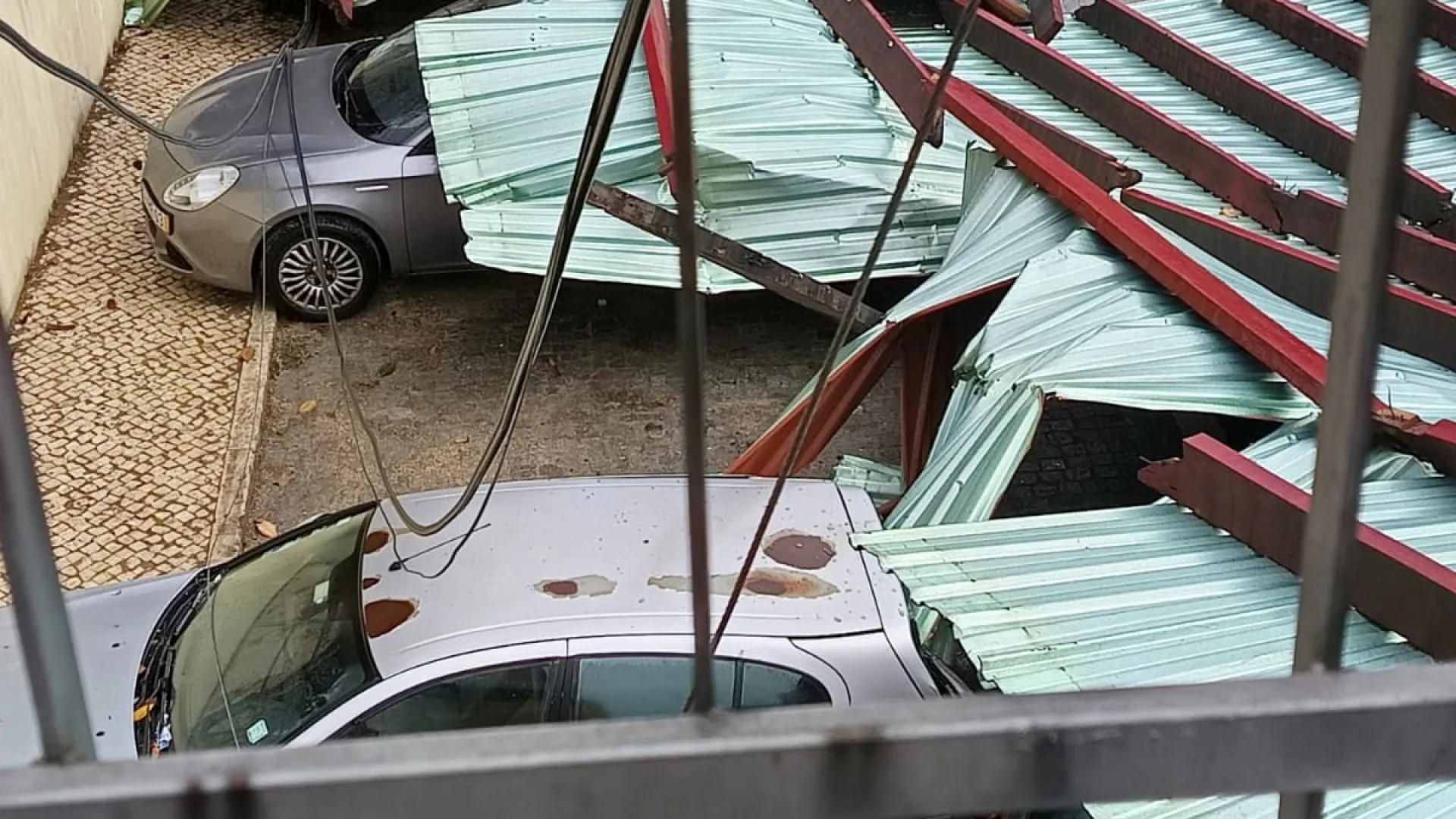 AO MINUTO: Telhado voou e danificou vários carros; 14 distritos a laranja