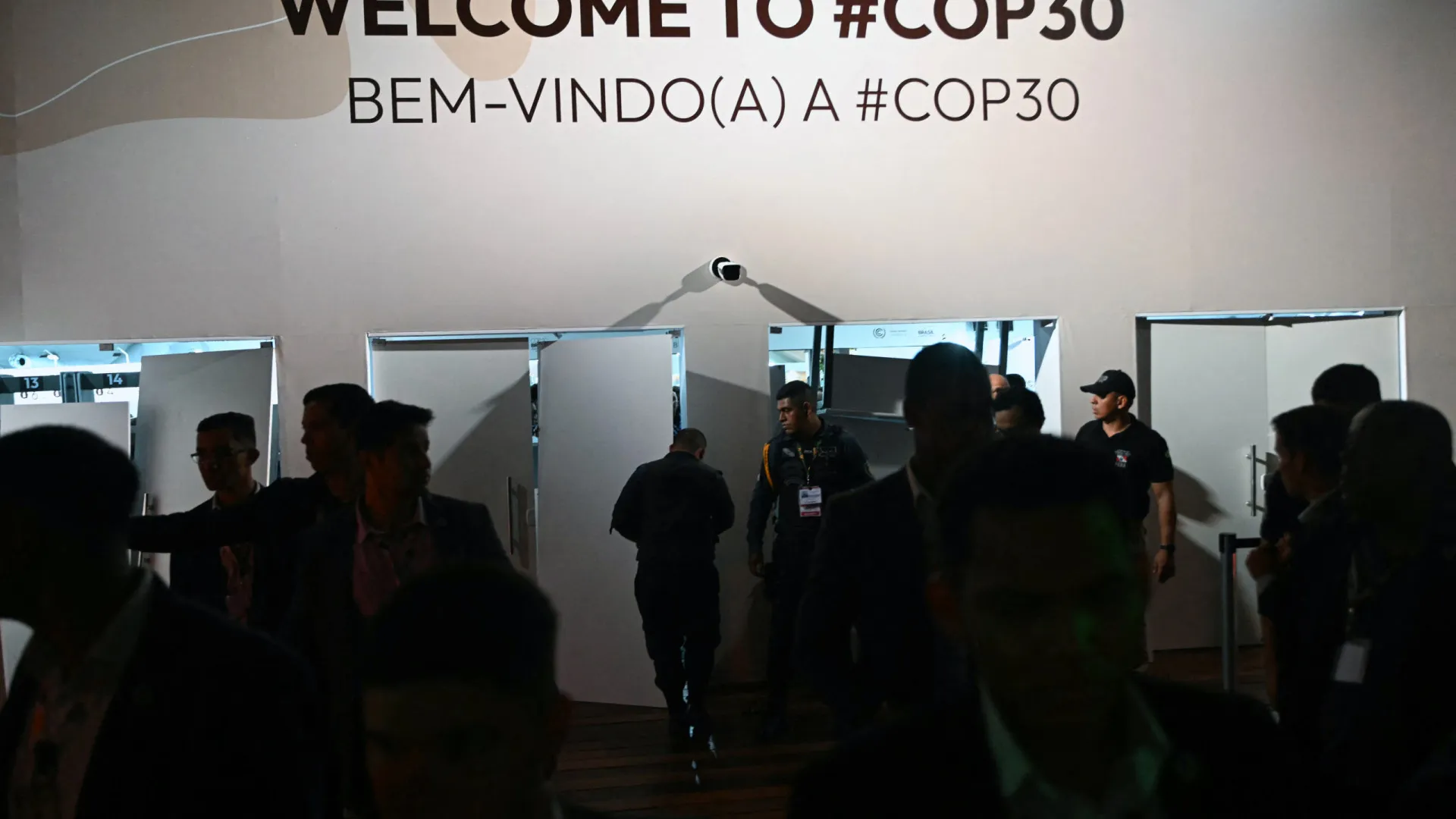 
                    Cerca de 400 personalidades pedem medidas 