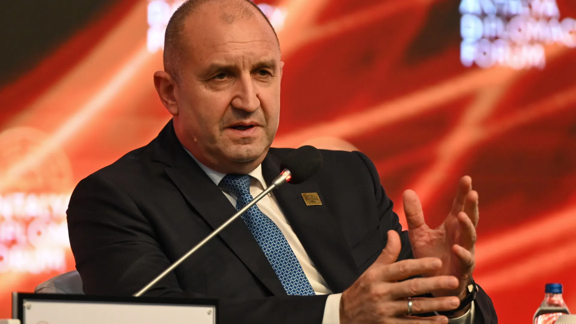 
                    Presidente búlgaro veta lei que permitiria assumir controlo de refinaria da Lukoil
                