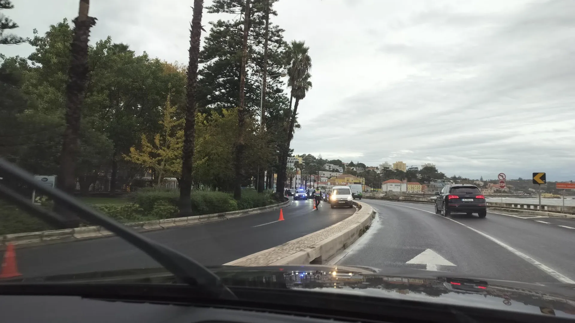 Capotamento em Paço de Arcos corta trânsito para Cascais na Marginal