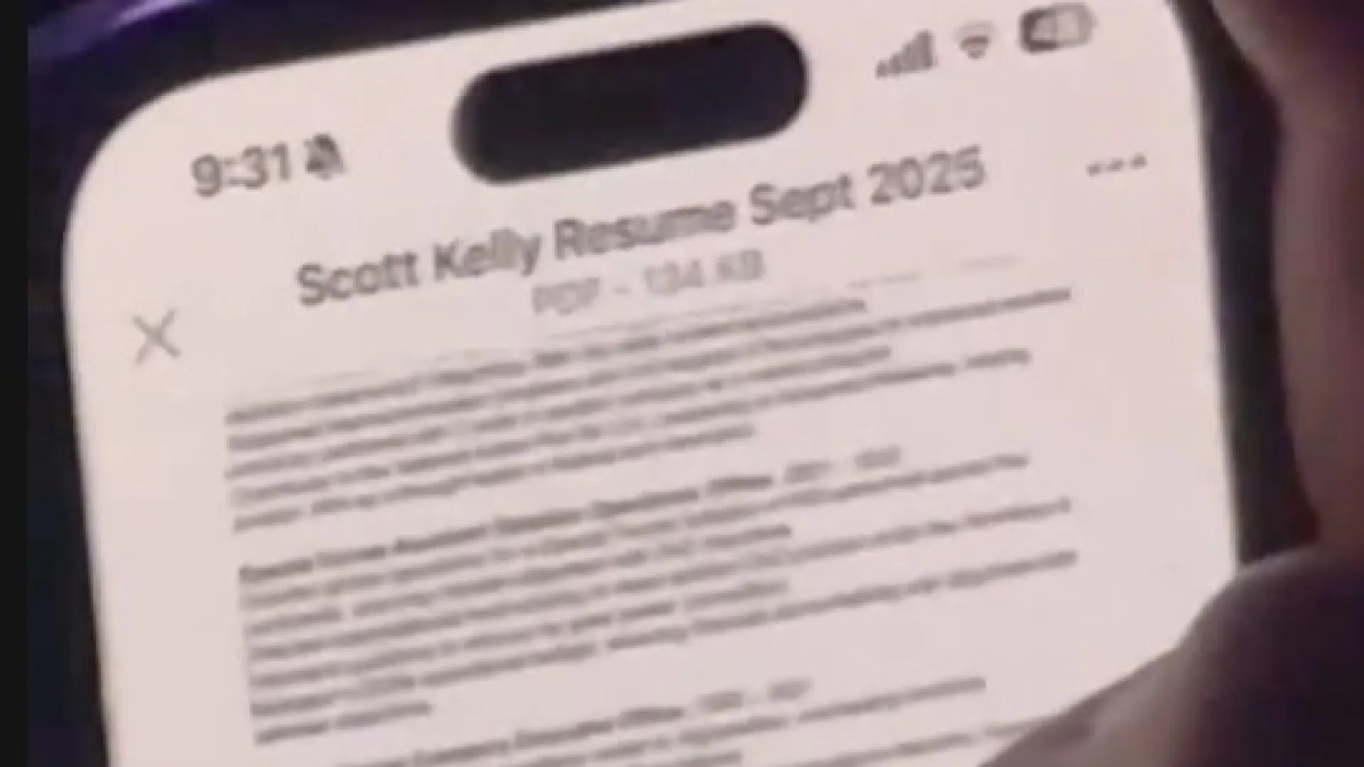 
                    Vê currículo em concerto dos Jonas Brothers e fica viral: 