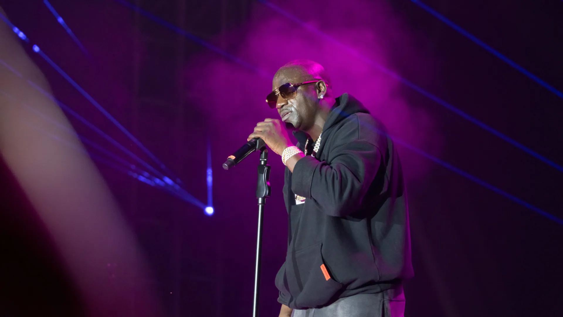 Cantor Akon foi detido na Geórgia após mandando de prisão