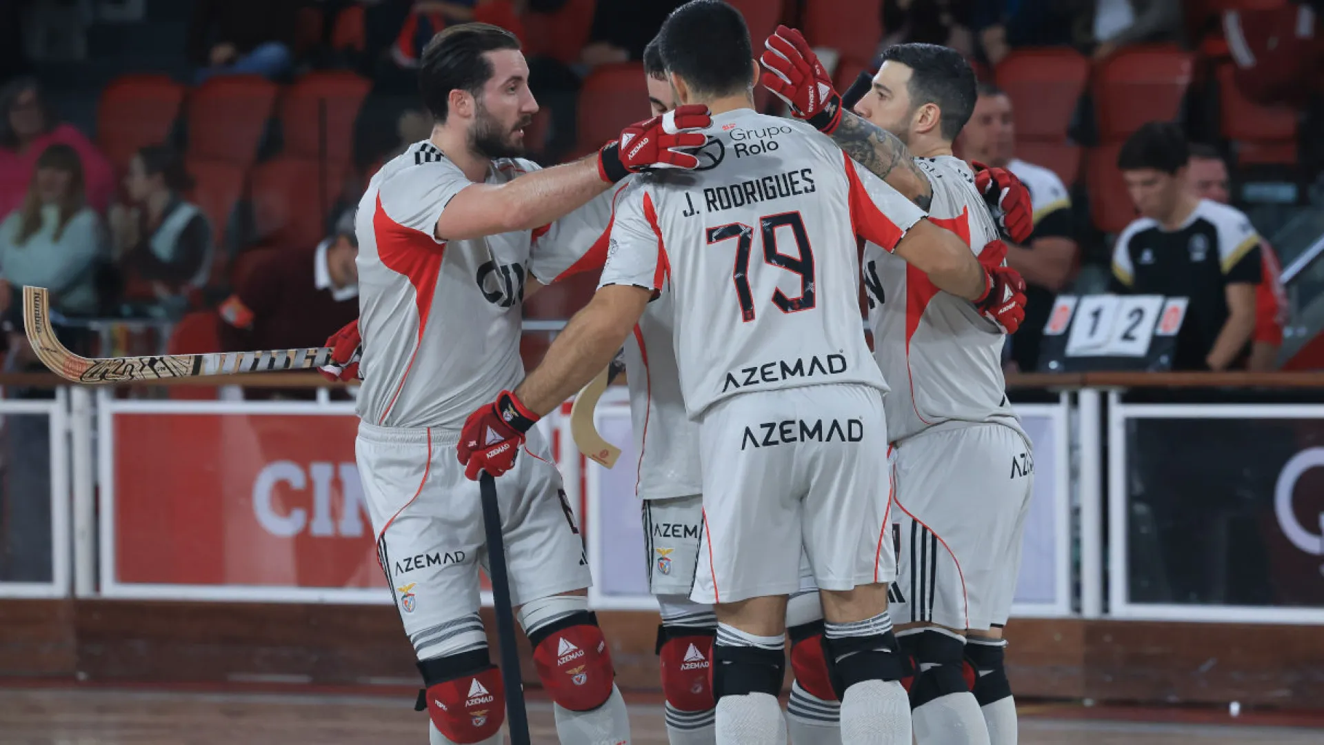 Benfica goleia e segue invicto. FC Porto empata em Paços de Ferreira