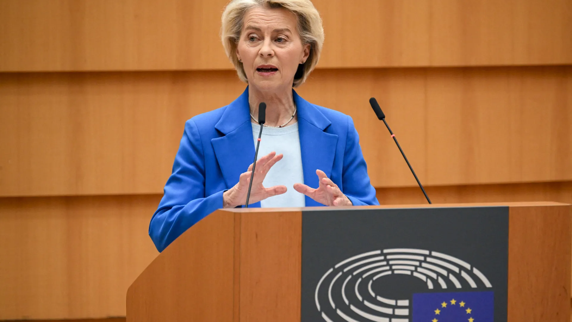 
                    Von der Leyen com Merz e Wever para desbloquear financiamento a Kyiv
                
