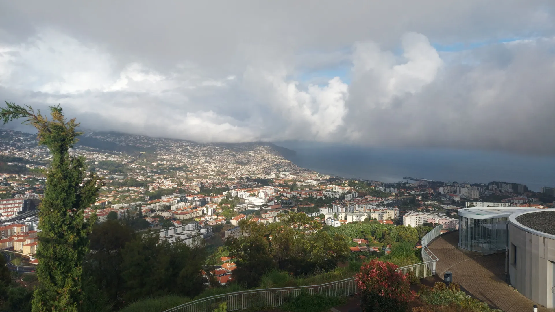 
                    Capitania do Funchal emite aviso de mau tempo e prolonga o de agitação marítima
                