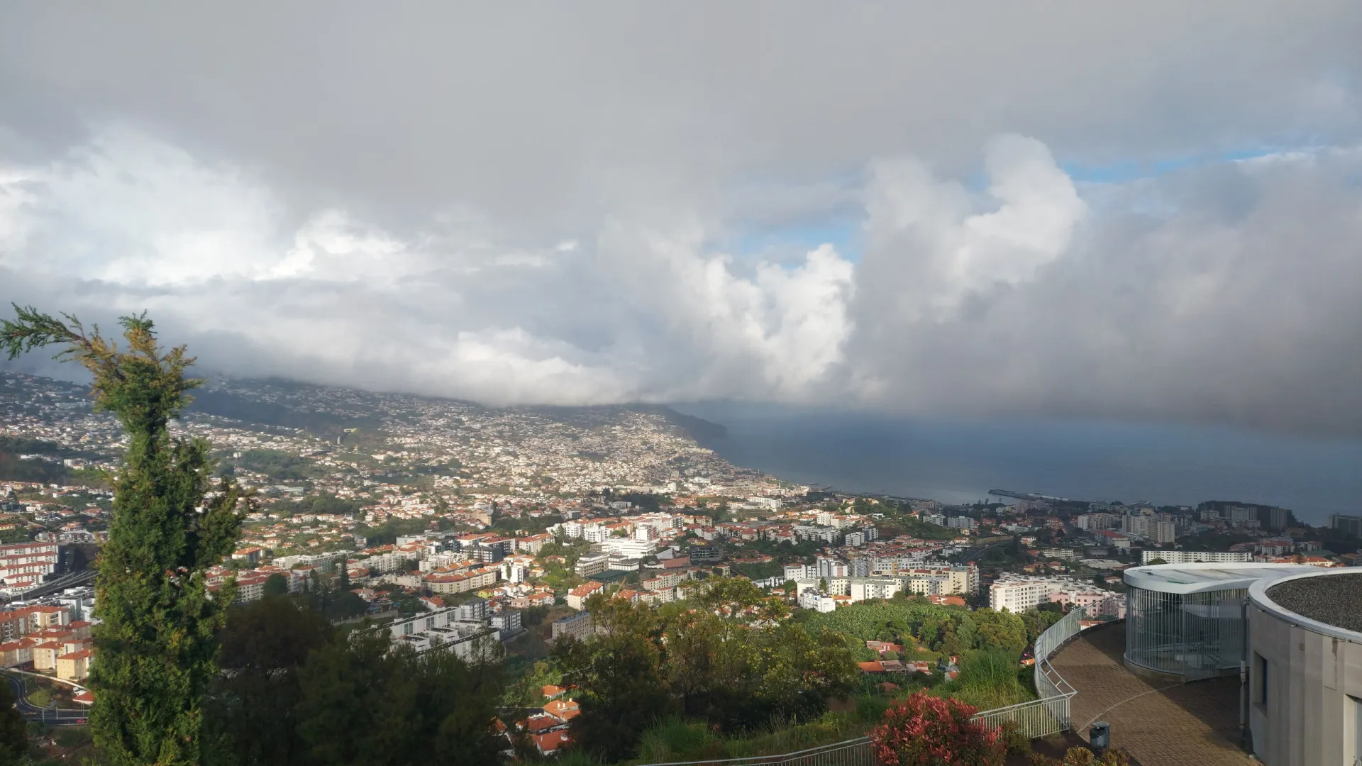 
                    Ondas de 14 metros obrigam ao cancelamento da rota Madeira–Porto Santo
                