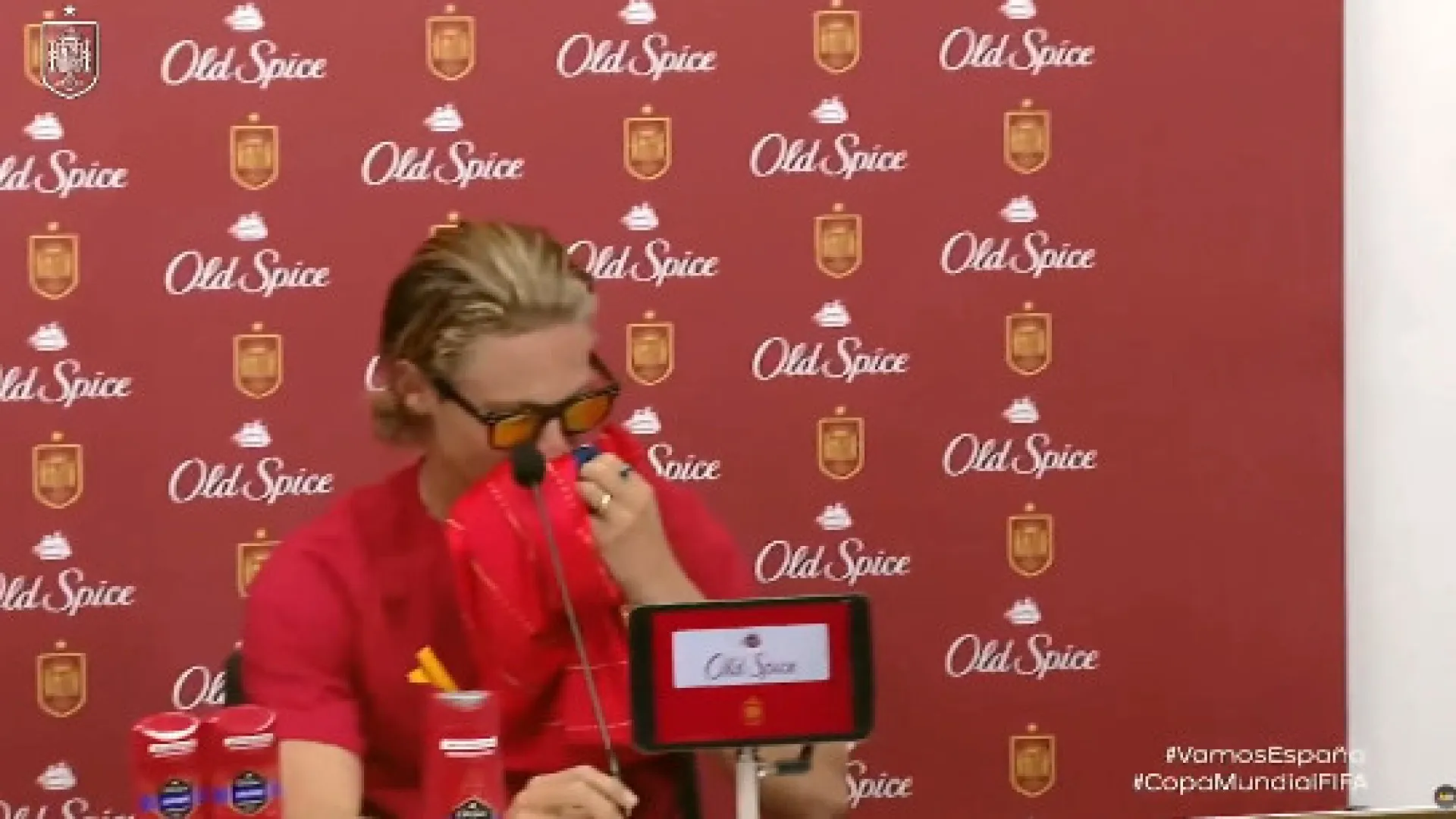 
                    A que cheira a camisola de Espanha? Resposta de Marcos Llorente é viral
                