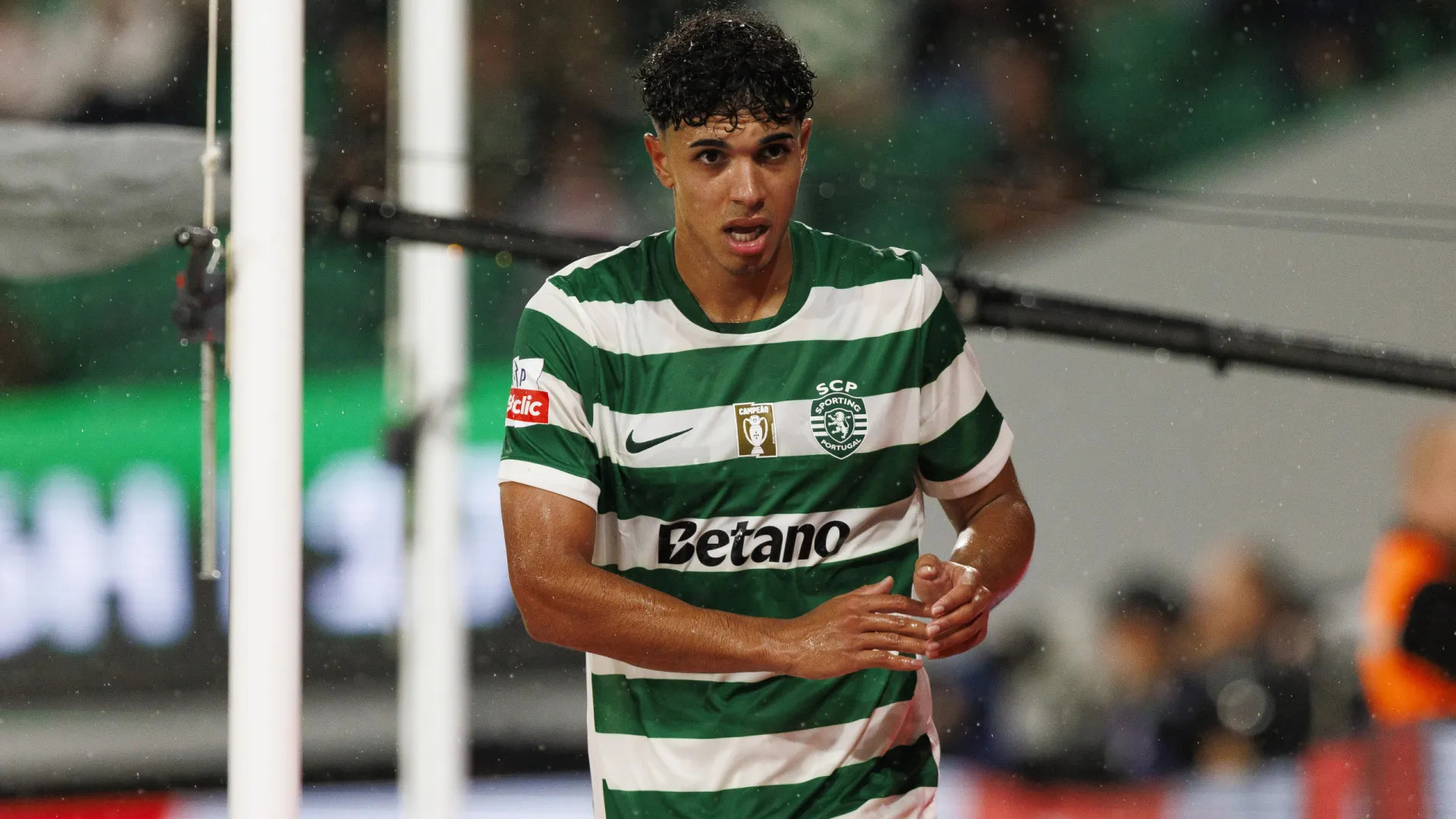 
                    João Simões lesiona-se na seleção e aumenta 'dores de cabeça' do Sporting
                