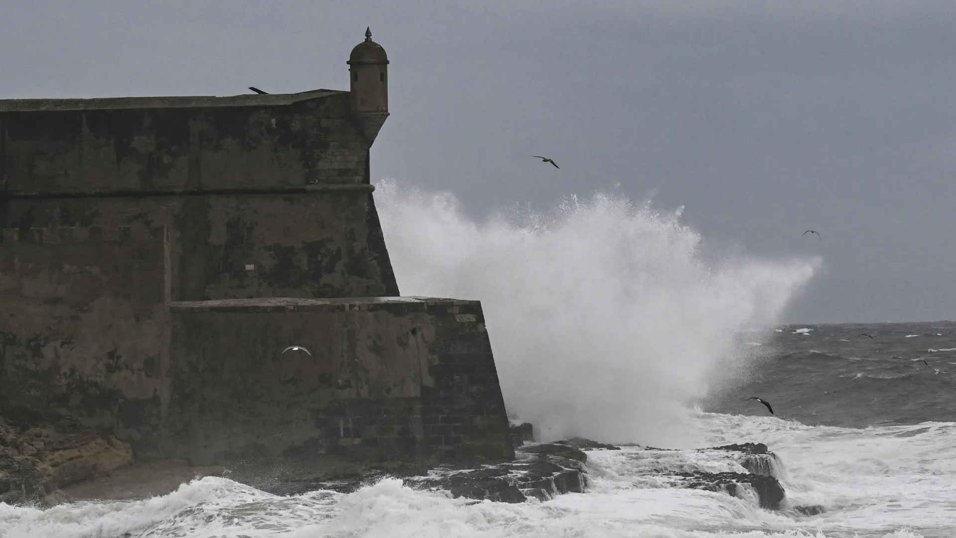 
                    Depois da neve... Há 7 distritos a laranja devido à agitação marítima
                