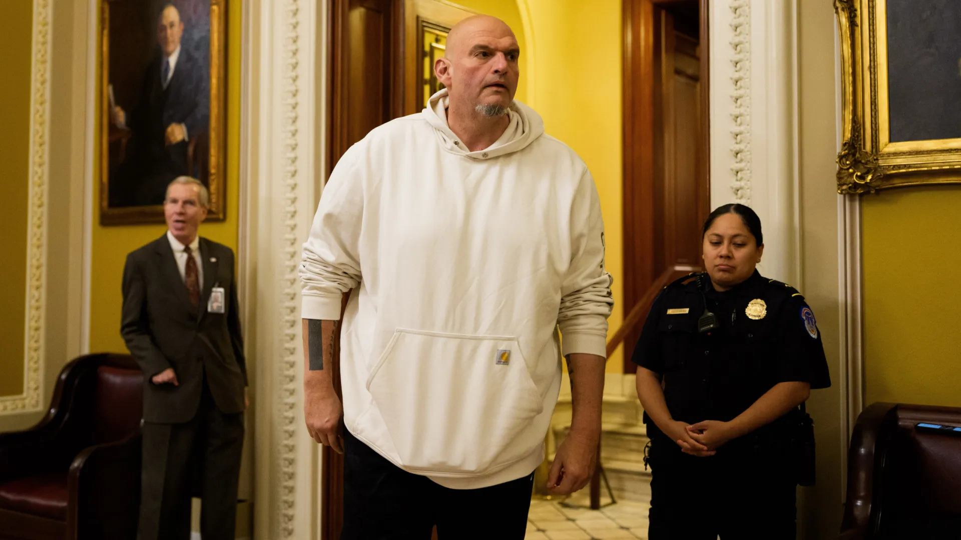 
                    Senador democrata cai após arritmia. 