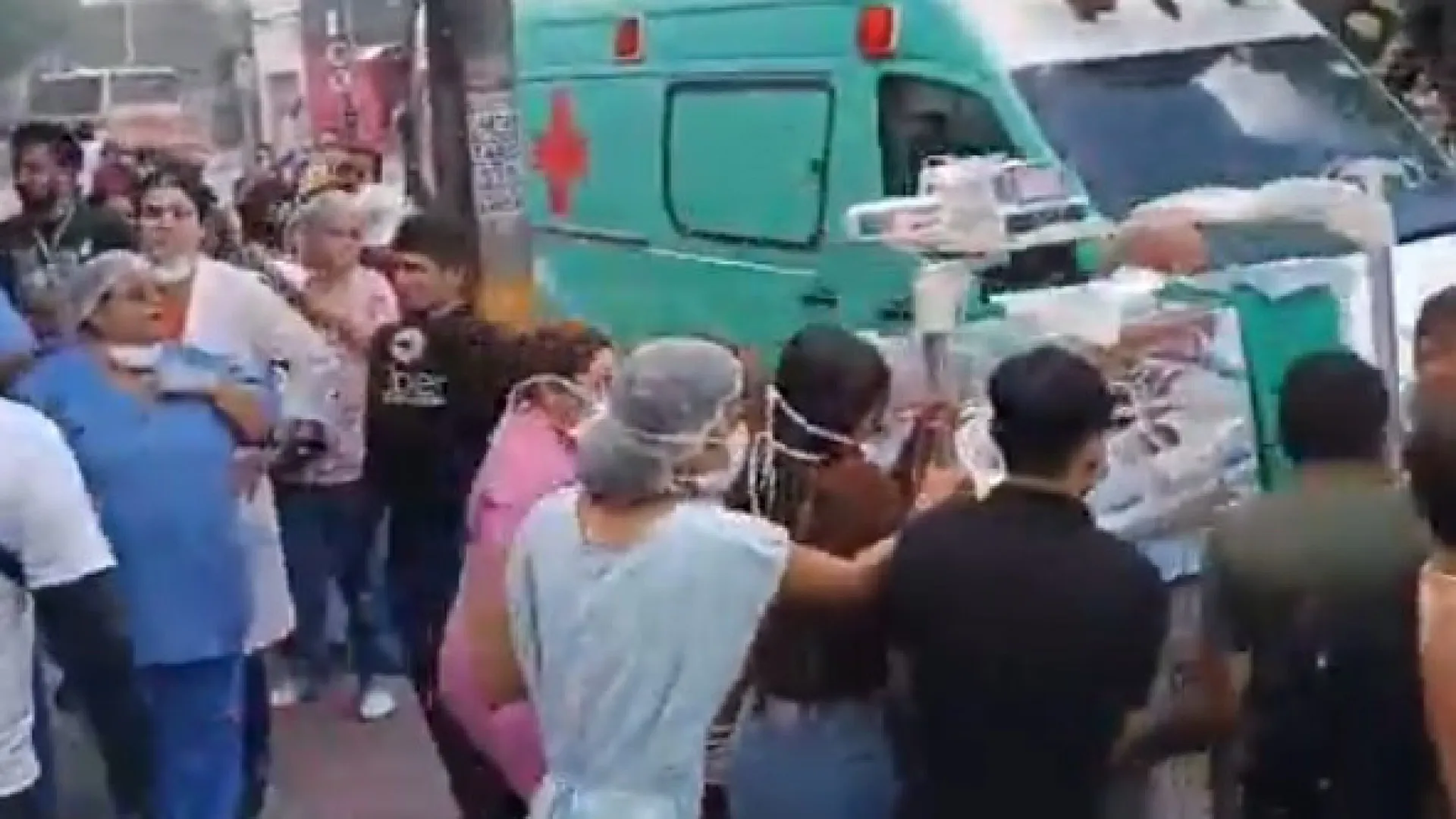 
                    Fortaleza. Fogo em hospital obriga a levar bebés prematuros para shopping
                