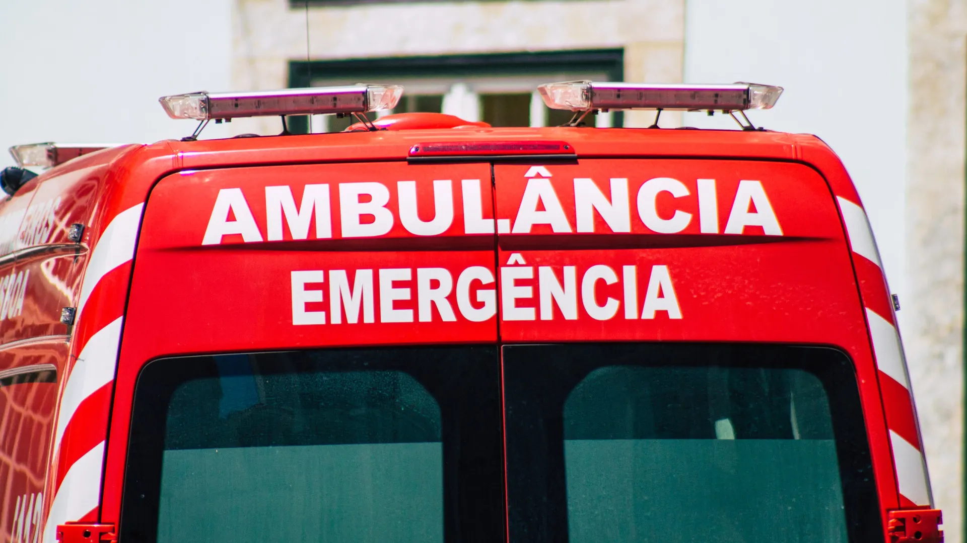 
                    Dois feridos graves em colisão entre carro e ambulância no IP2
                