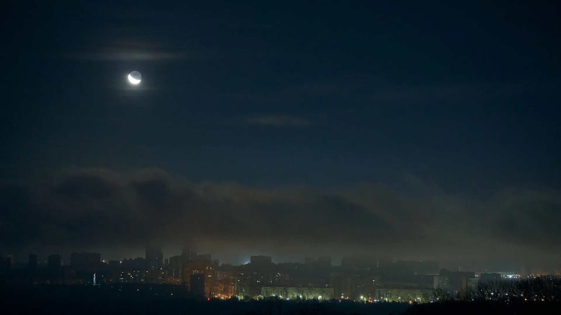 
                    Centrais nucleares ucranianas operam com limitações após ataque russo 
                