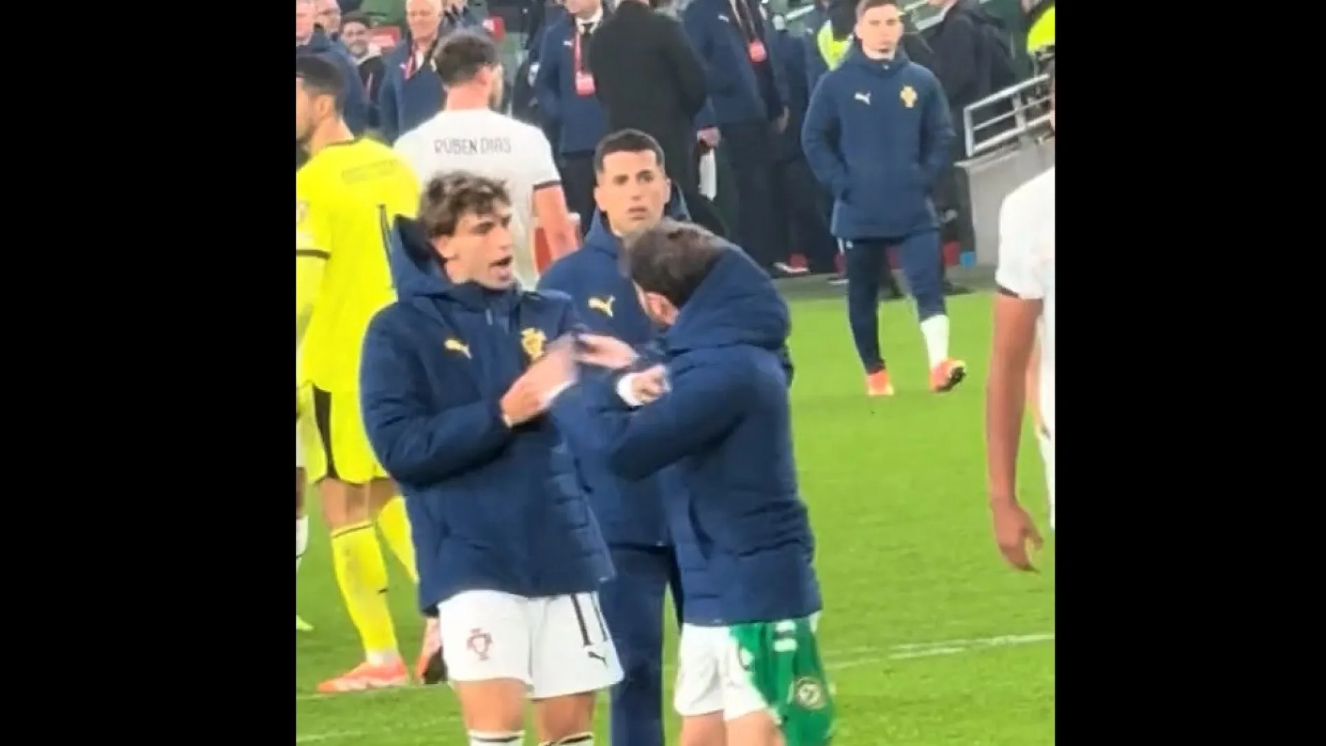 O que se passou aqui? Jogadores e adeptos pegados após queda de Portugal