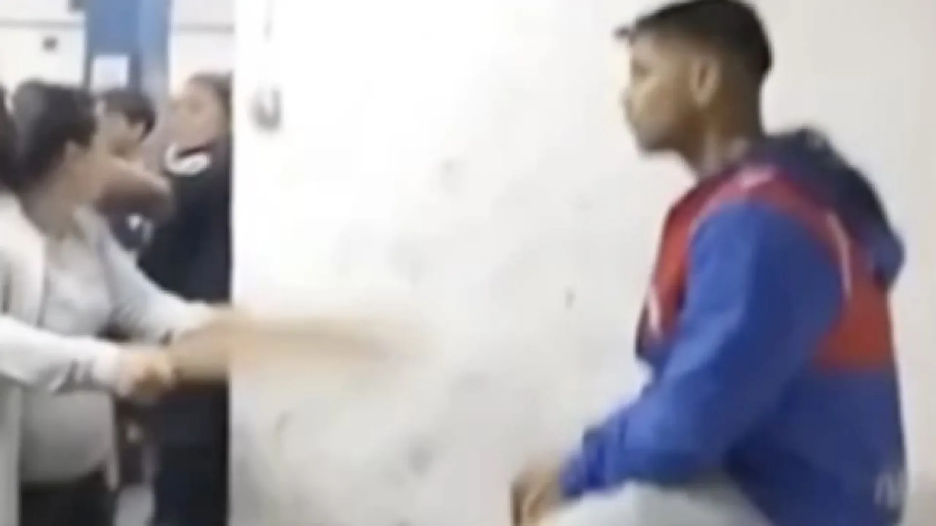 
                    Imagens chocantes. Luta acaba com chave cravada na cabeça de jogador
                