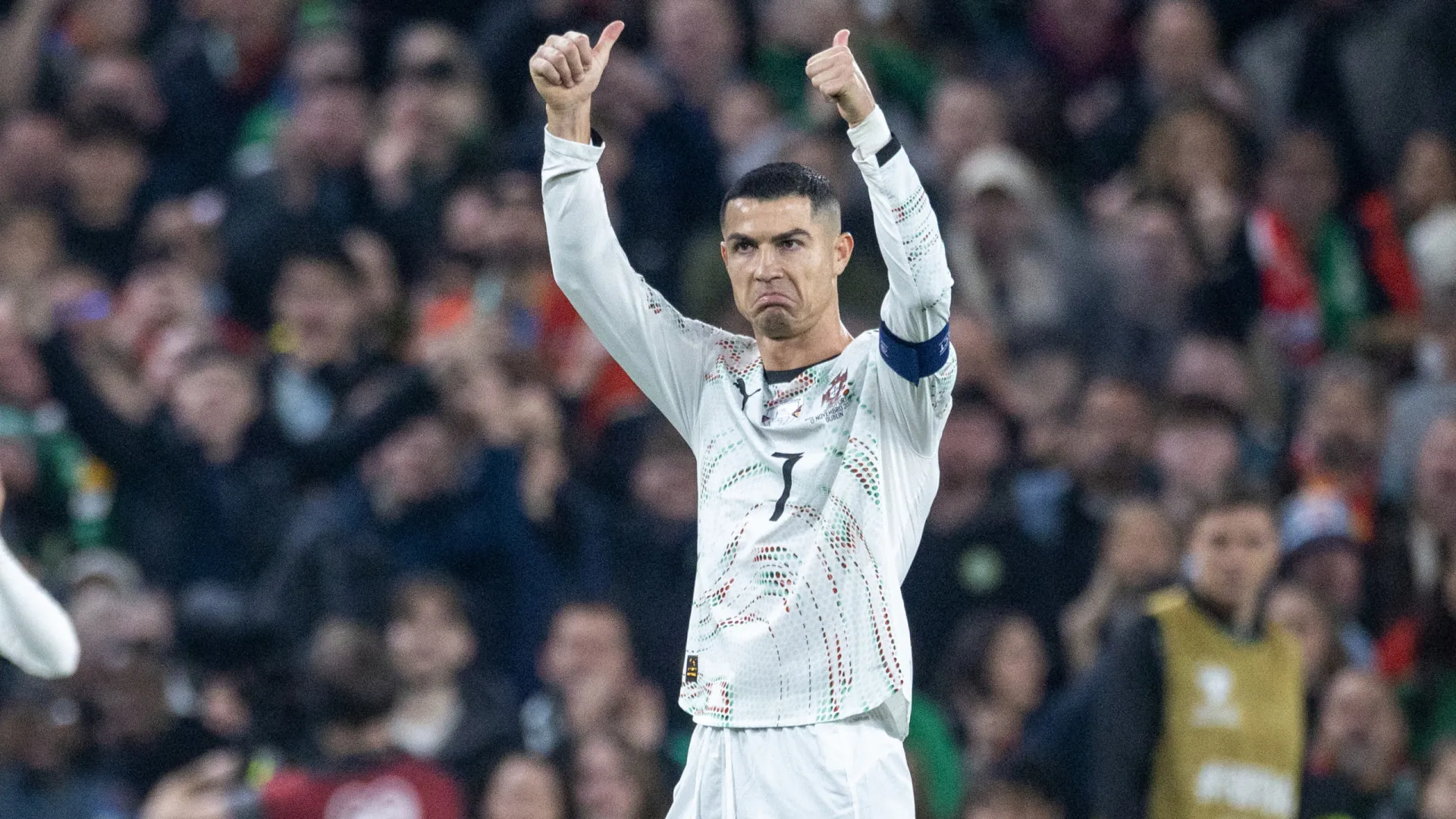 
                    Nova 'bicada'? FIFA lança cartaz já com CR7, mas detalhe dá que falar
                