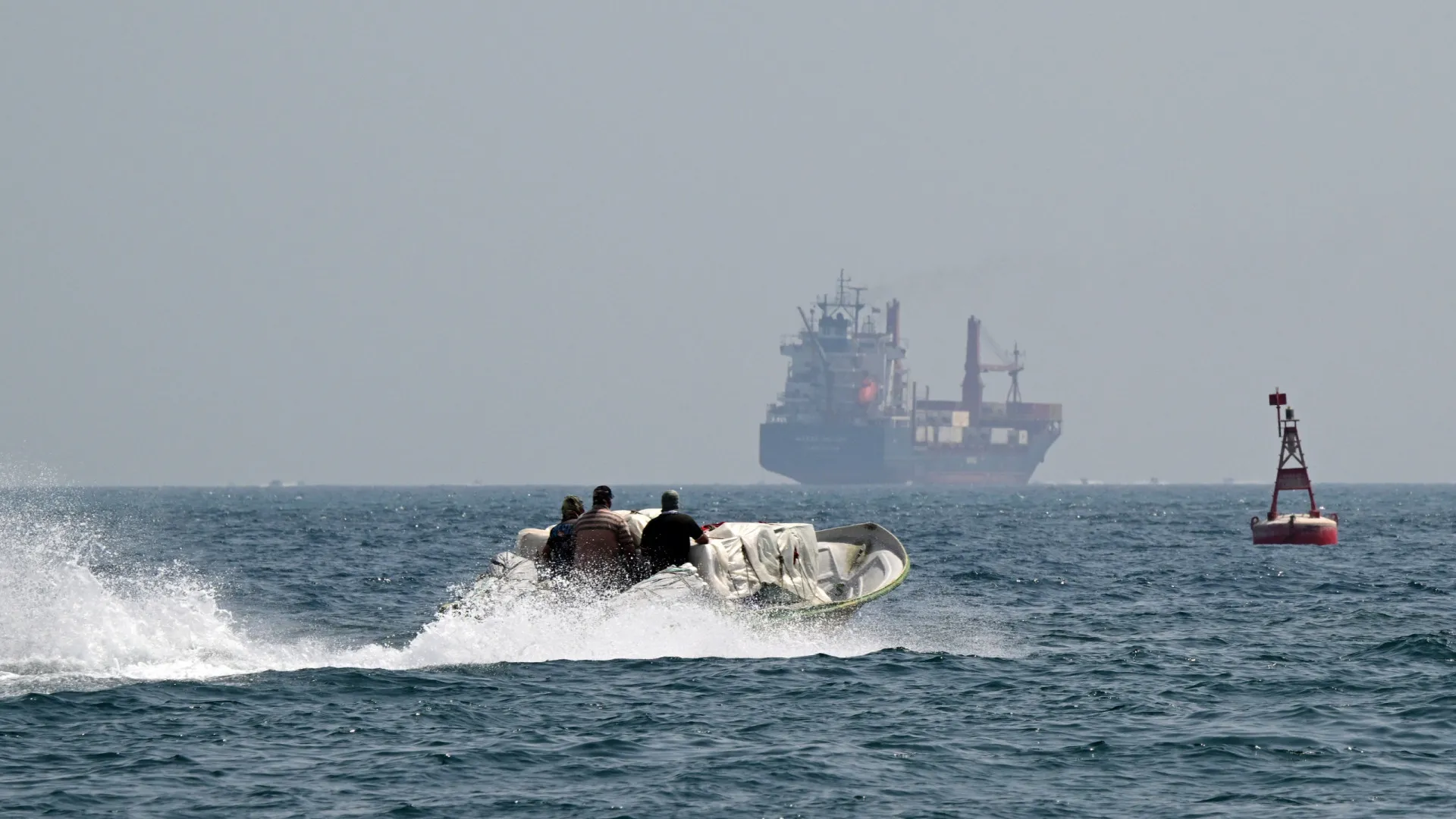 
                    Egito alerta para impacto do encerramento do estreito de Ormuz no comércio
                