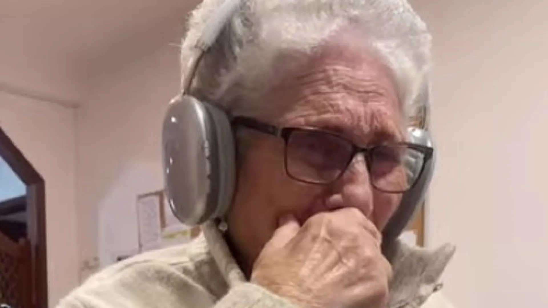 
                    Idosas em lar do Pinhal Novo reagem a música de Rosalía e Carminho
                