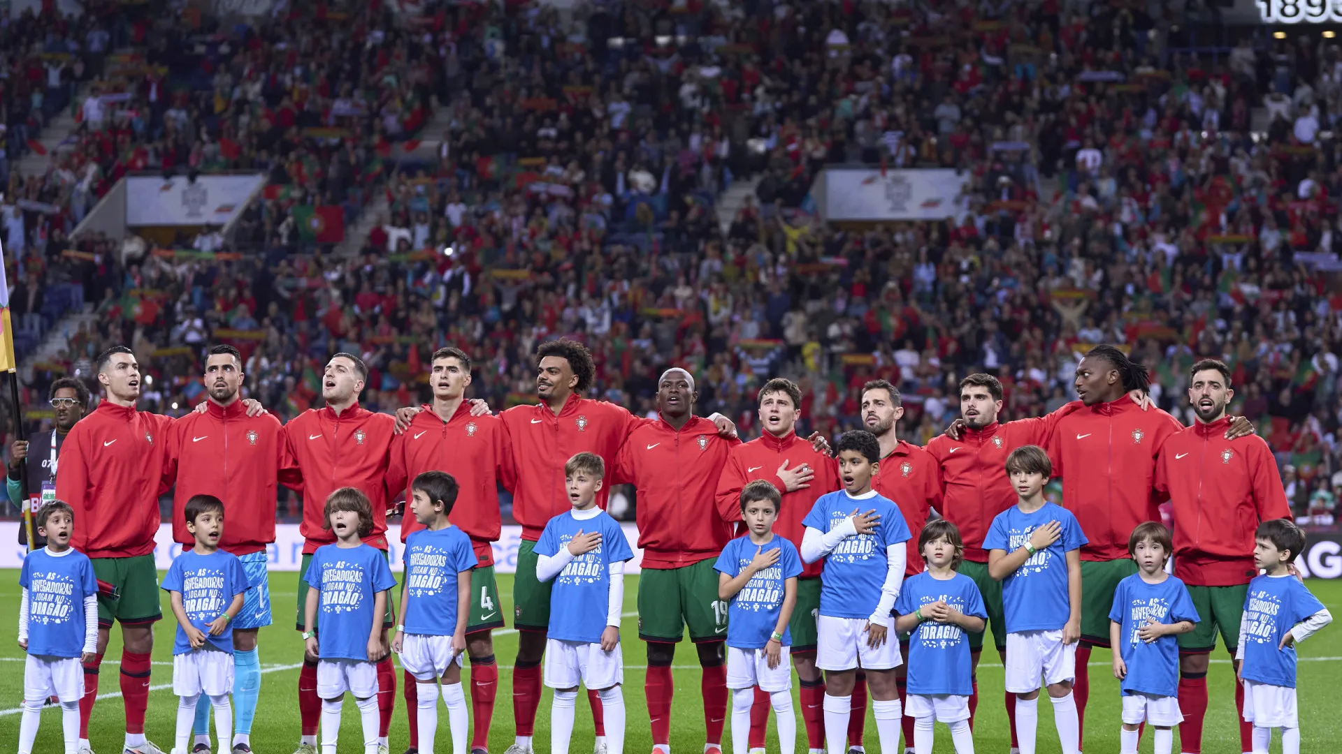 
                    Almoçar... e jogar. Portugal no jogo caseiro mais precoce do século XXI
                