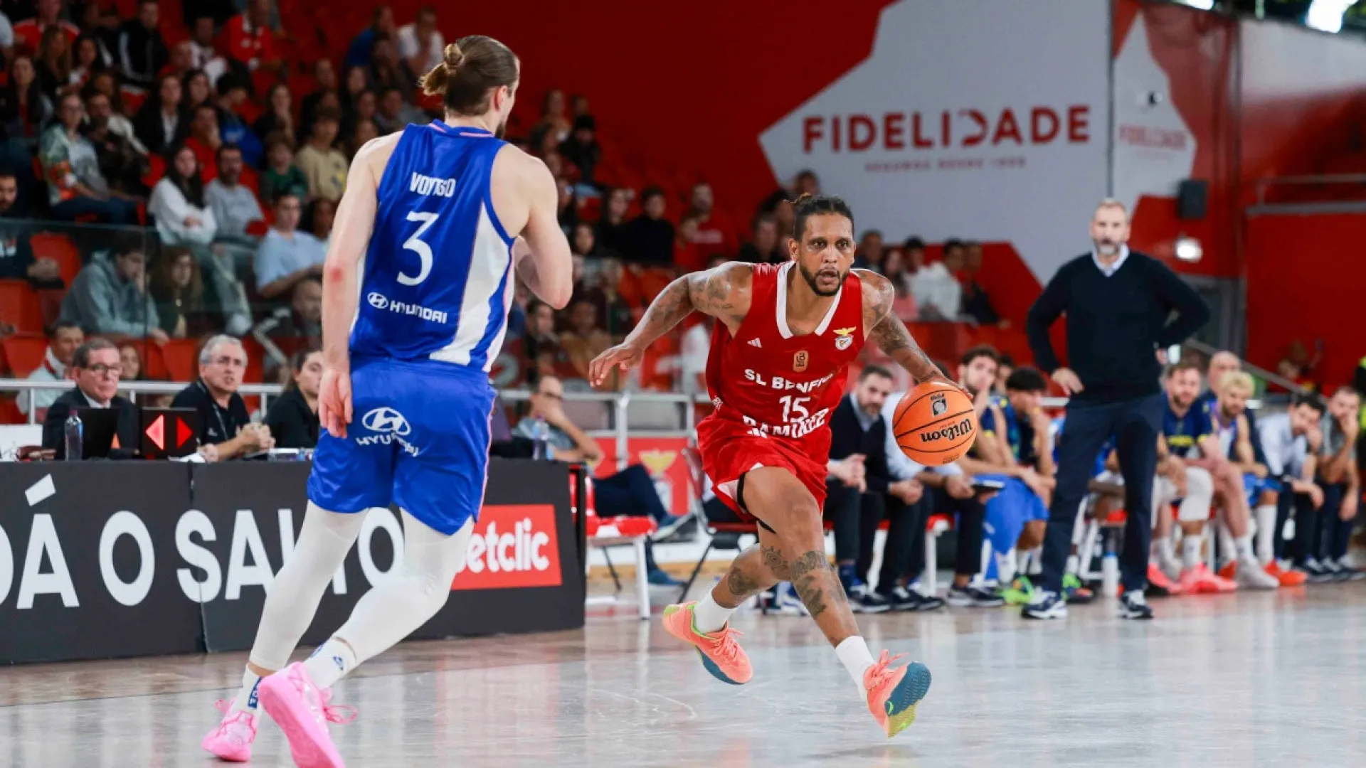 
                    Arrasador. Benfica humilha FC Porto com goleada e afirma-se na liderança
                