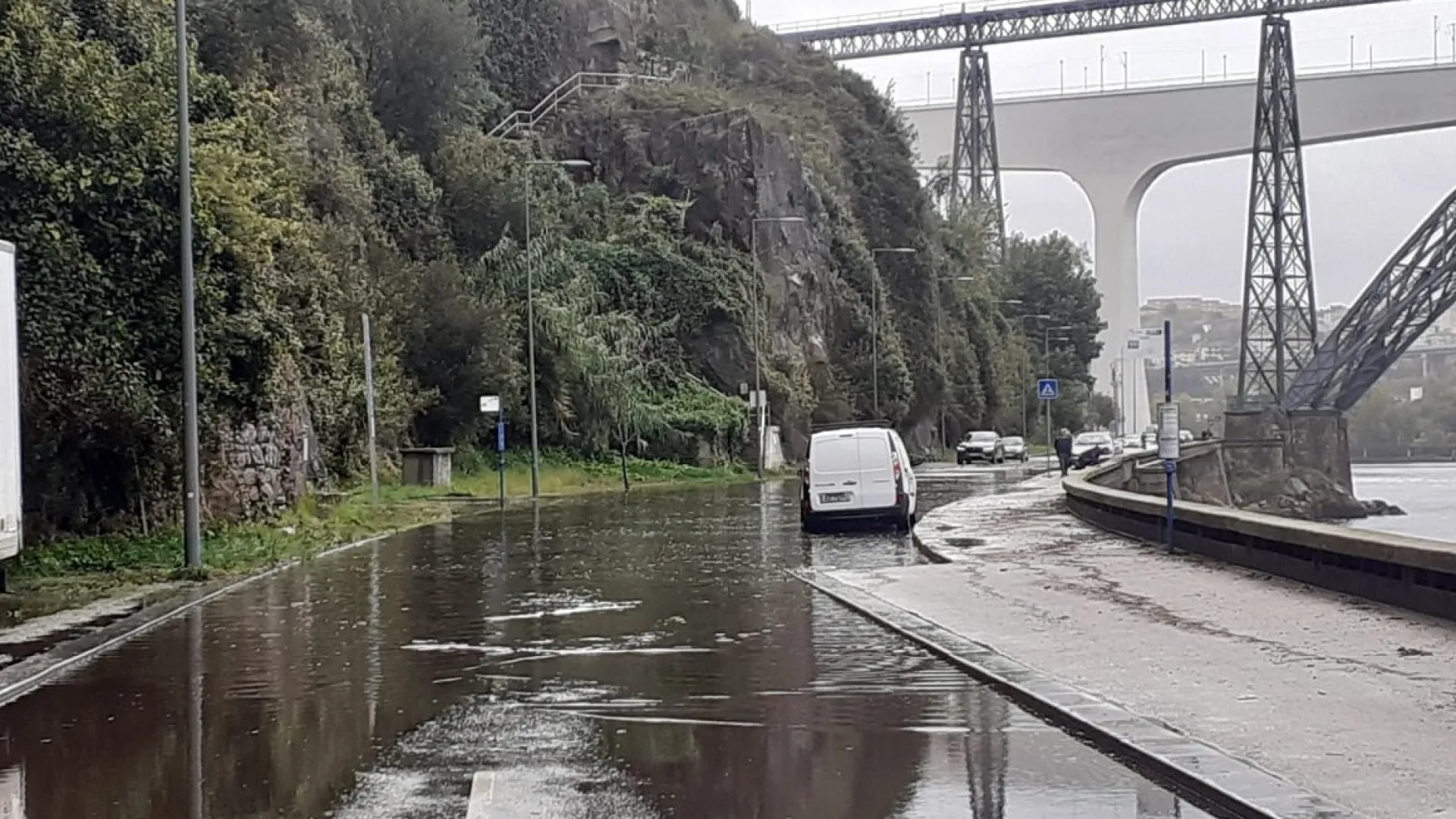 
                    Avenida Gustavo Eiffel cortada e 31 ocorrências na cidade do Porto
                