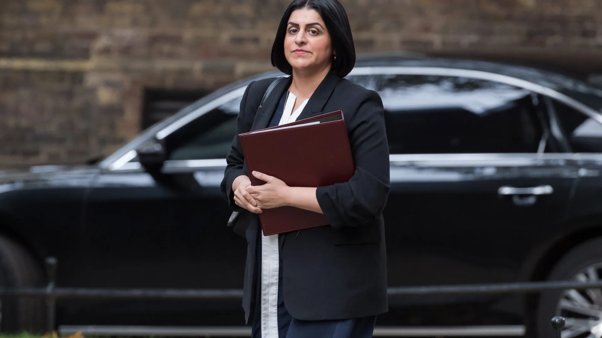 
                    Governo britânico aperta requisitos para asilo e acelerar deportações
                