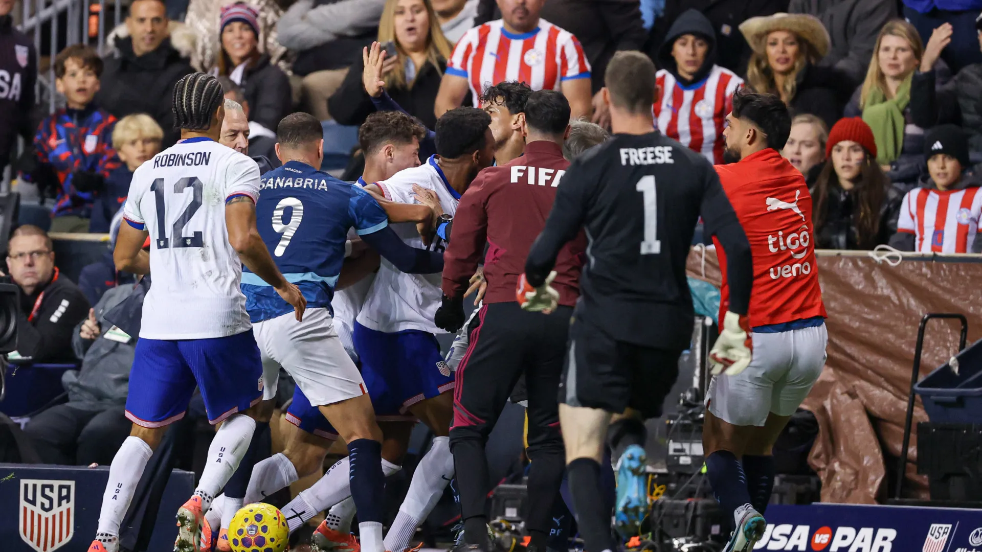 
                    Amigável, mas pouco. Cenário digno de UFC toma conta do EUA-Paraguai
                