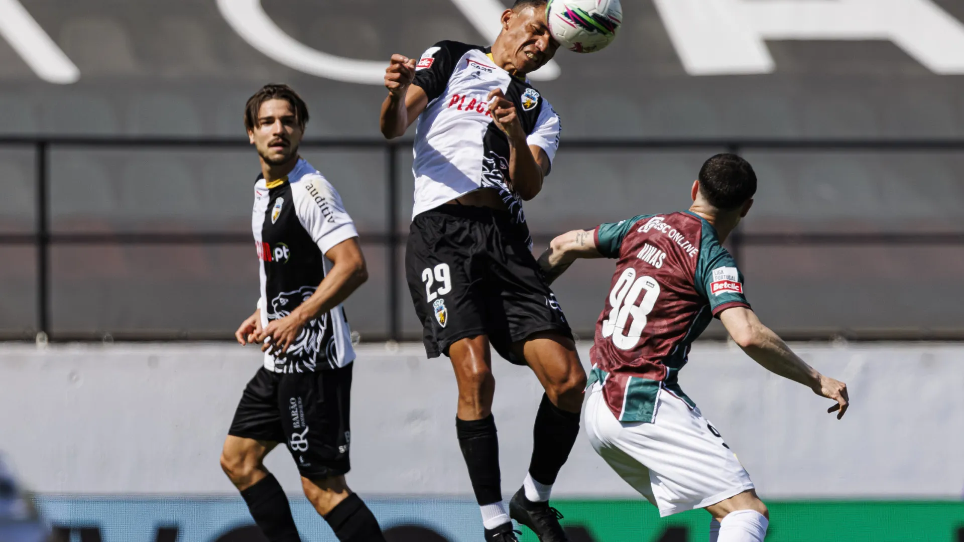 
                    Golo ao cair do pano 'salva' Farense e agudiza crise do Felgueiras
                